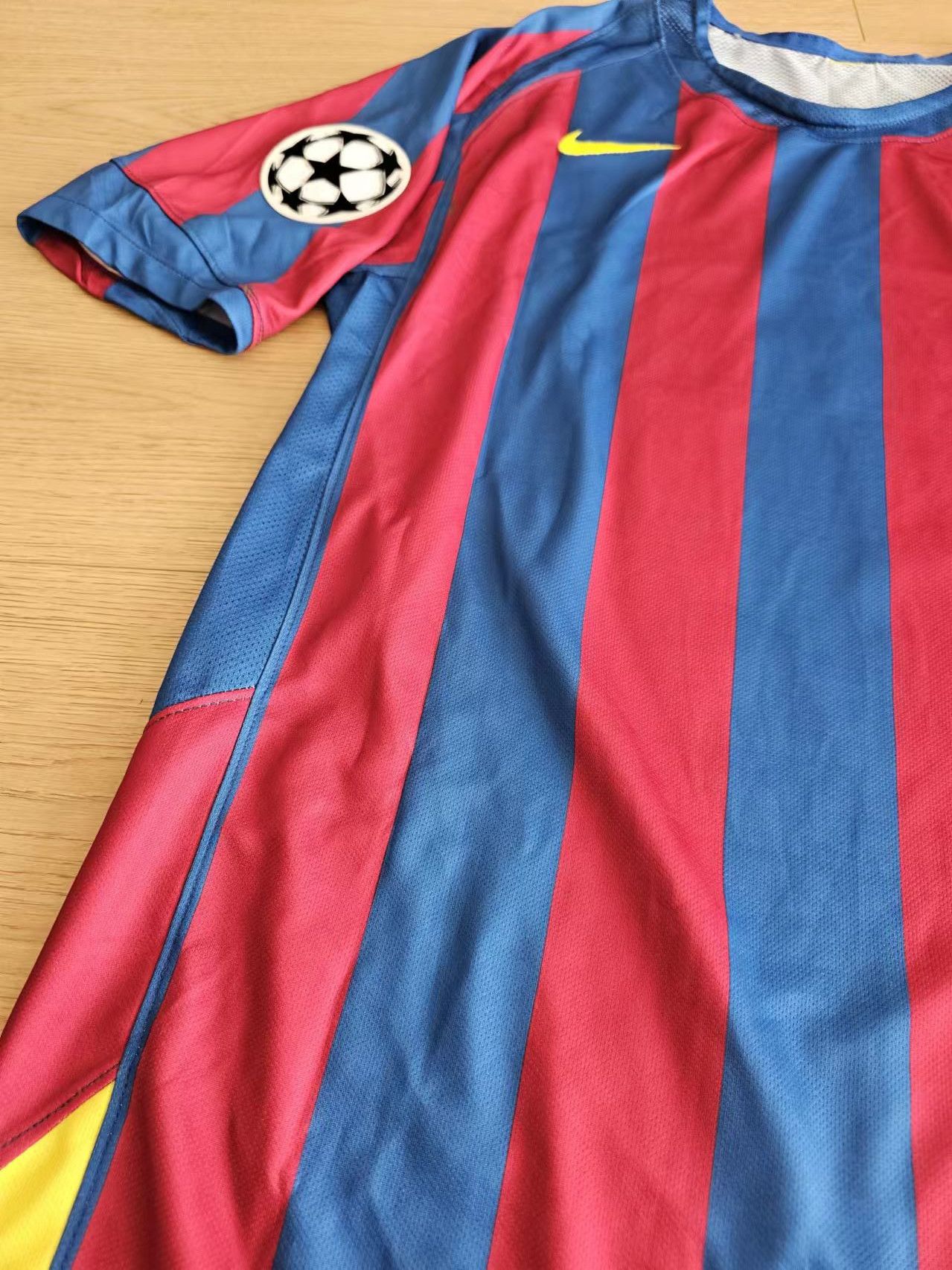 Other 2005 06 Barcelona 10 Ronaldinho Jersey Size US M / EU 48-50 / 2 - 4 Thumbnail