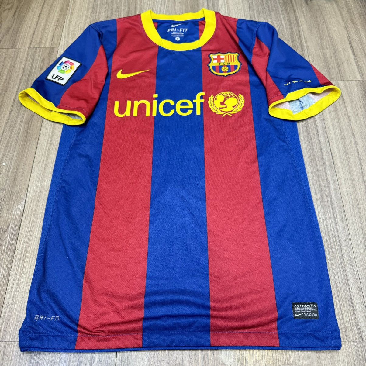 Barcelona 10/11 home shirt #6 Xavi