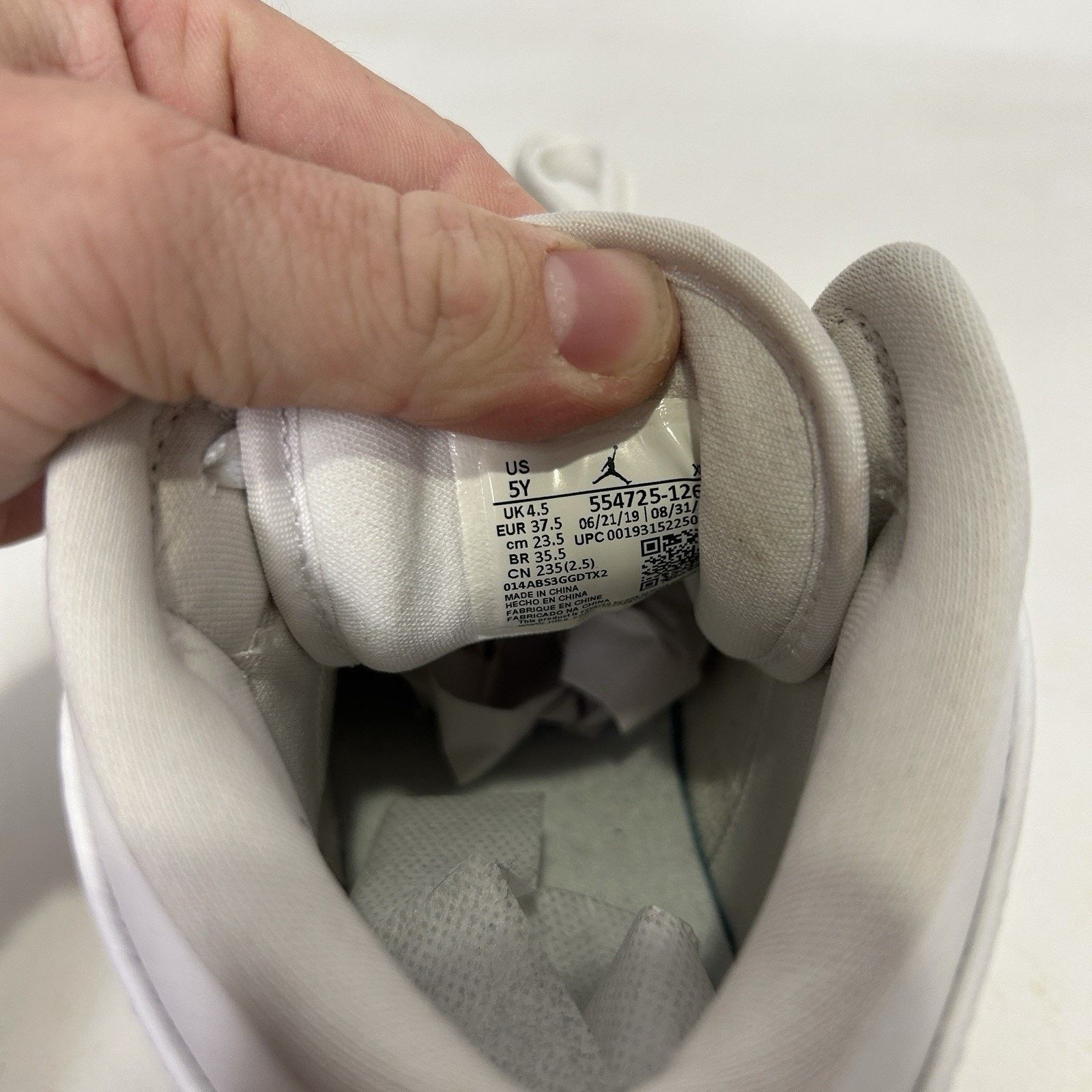 Jordan Brand Nike Air Jordan 1 Mid GS “Triple White” Size US 6.5 / IT 36.5 - 7 Thumbnail