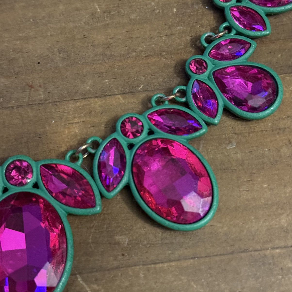Other Gold tone pink gemstone set in green statement necklace Size ONE SIZE - 5 Thumbnail