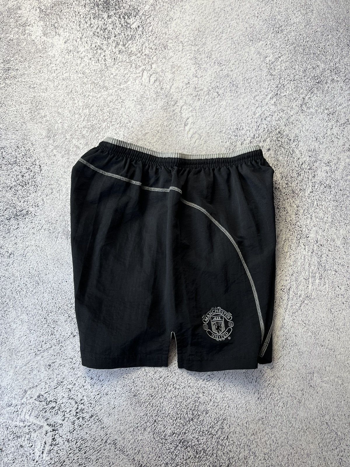 Vintage Vintage Umbro Manchester United Shorts Size M Size US 32 / EU 48 - 11 Thumbnail