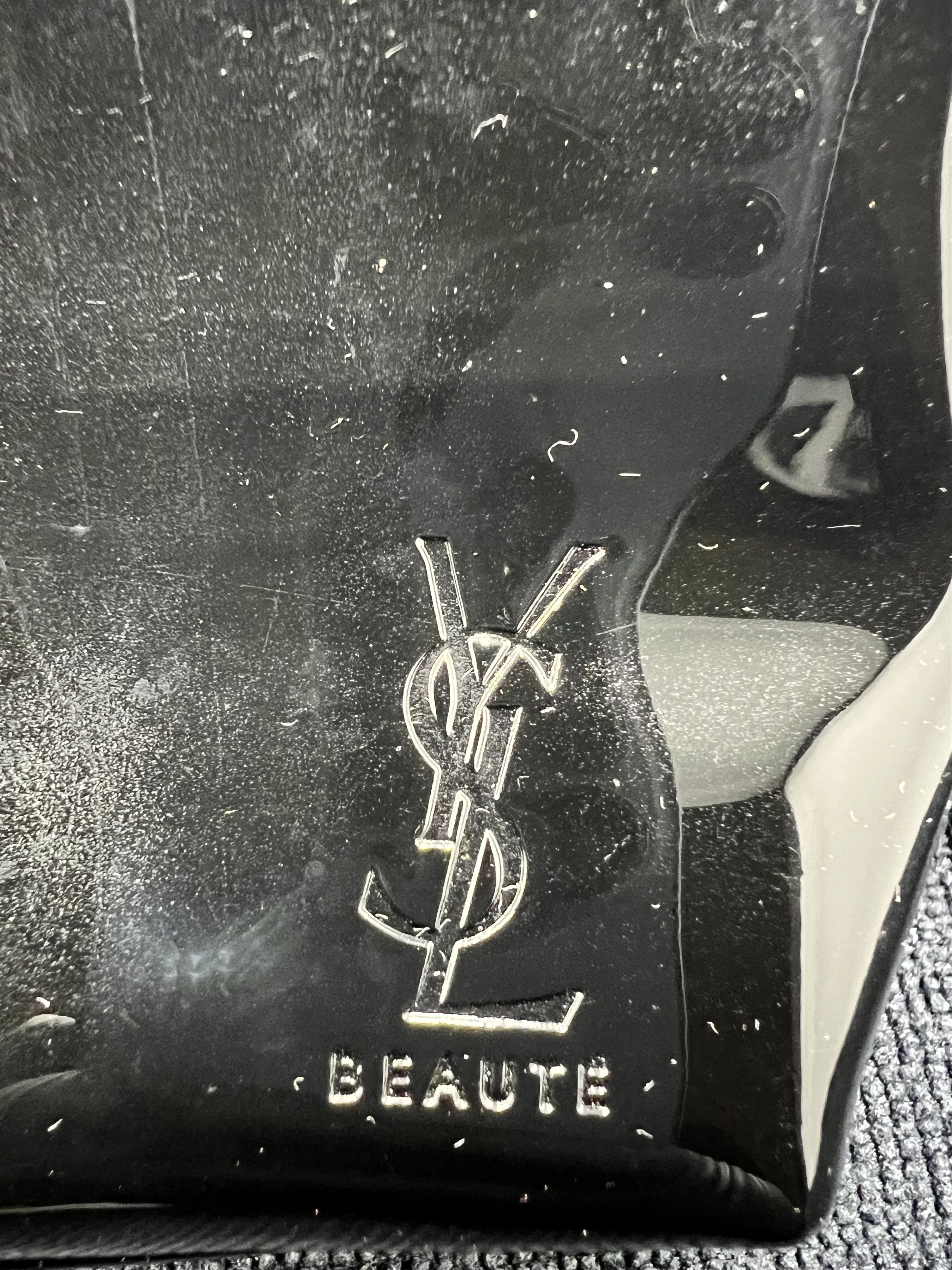 Yves Saint Laurent PRE OWNED YVES SAINT LAURENT BEAUTE PATENT ZIPPER POUCH Size ONE SIZE - 6 Thumbnail
