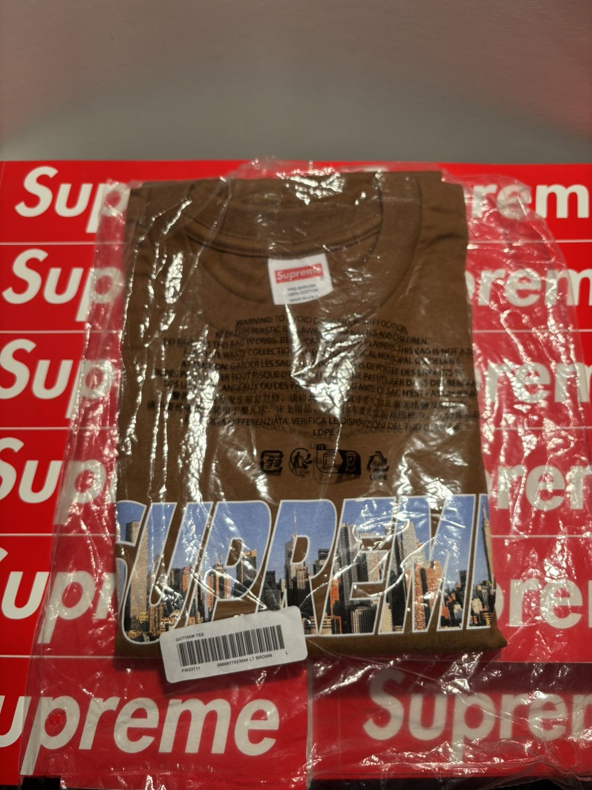 Supreme Supreme GOTHAM tee shirt FW23 light brown Large deadstock Size US L / EU 52-54 / 3 - 1 Thumbnail