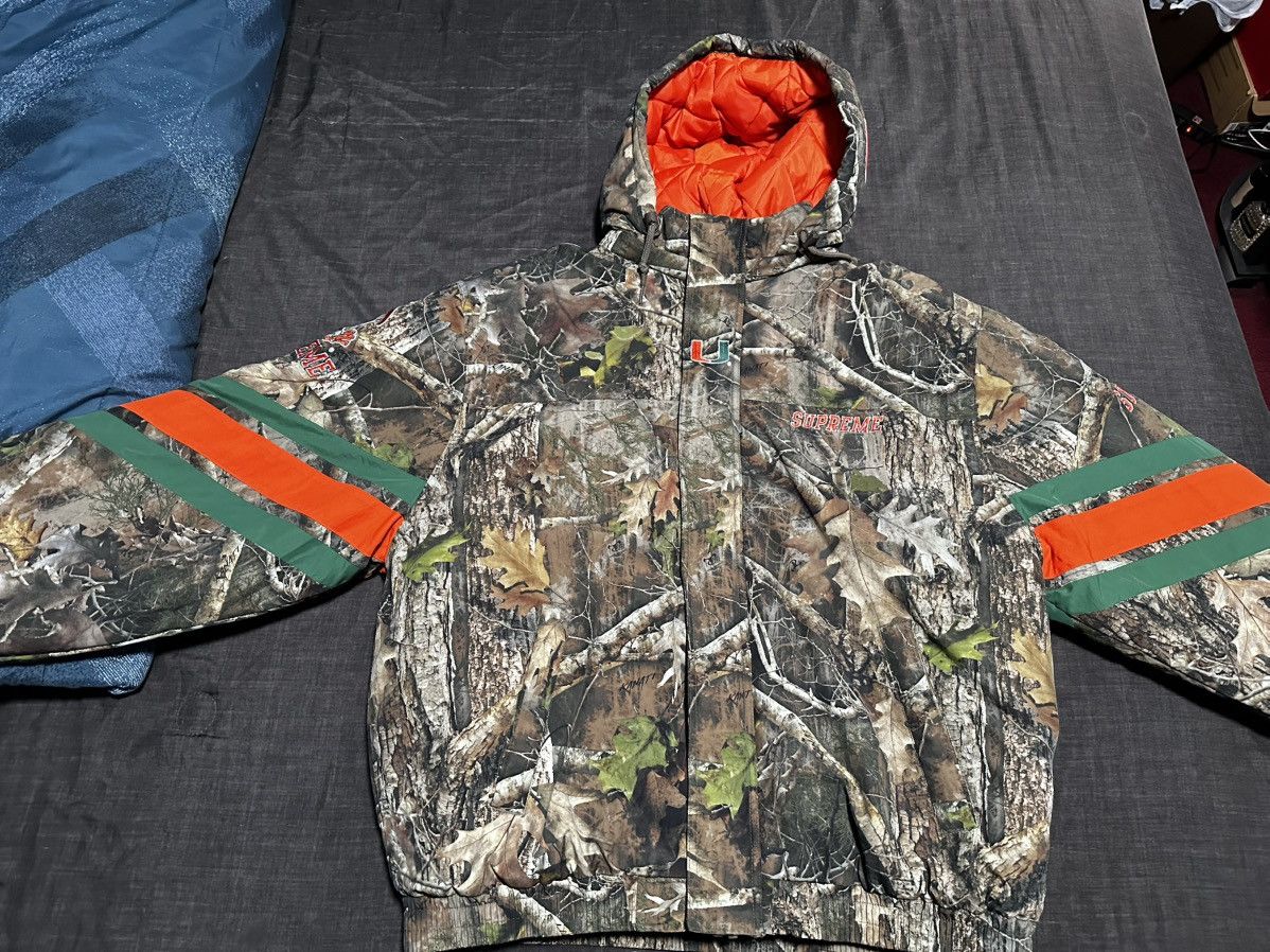 Mitchell & Ness × NCAA × Supreme Supreme Mitchell & Ness NCAA Hooded Stadium Jacket Size US XL / EU 56 / 4 - 1 Thumbnail