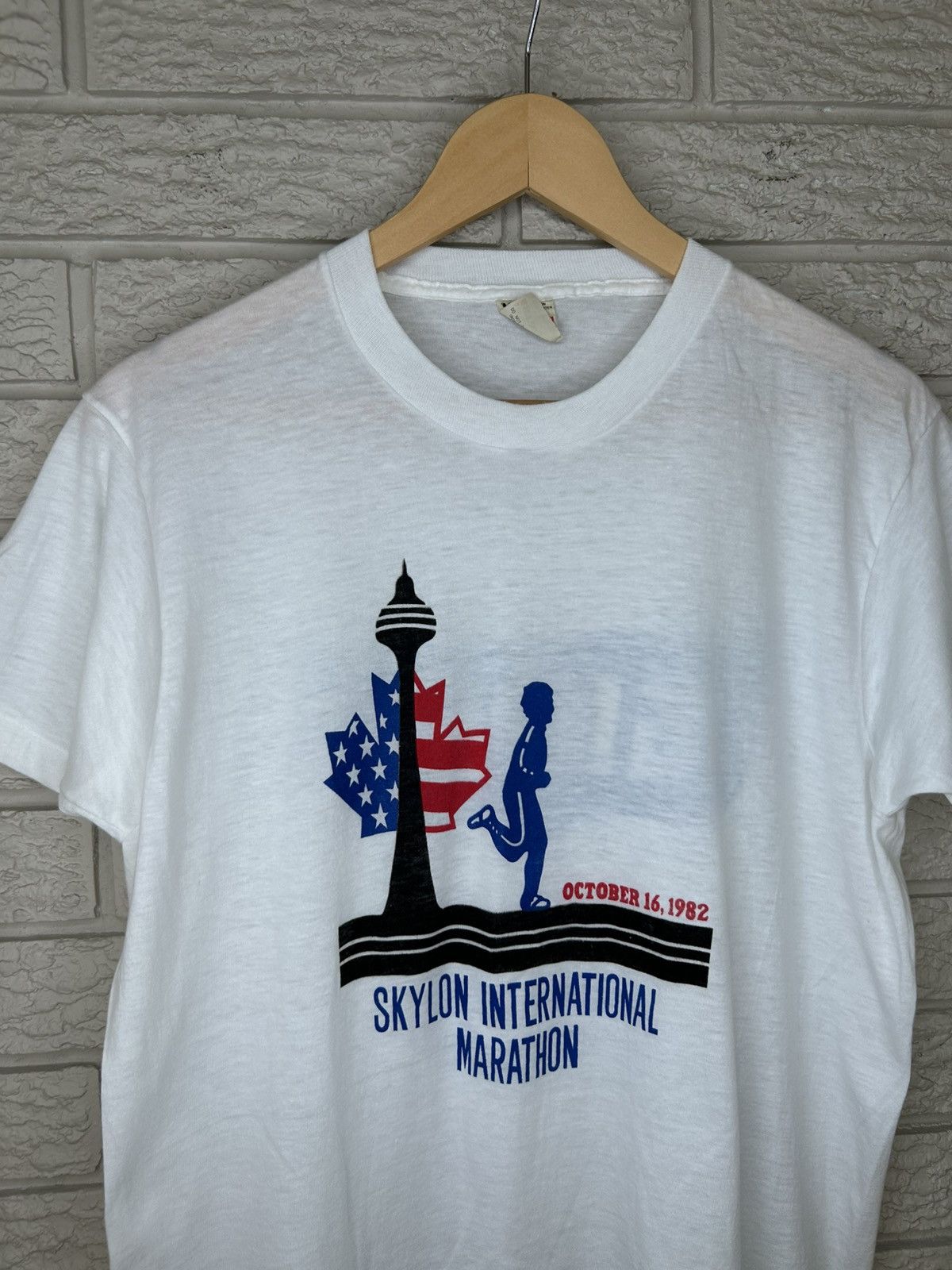 Vintage Vintage 80s USA Canada Skylon Marathon Thin T Shirt Size US M / EU 48-50 / 2 - 2 Thumbnail
