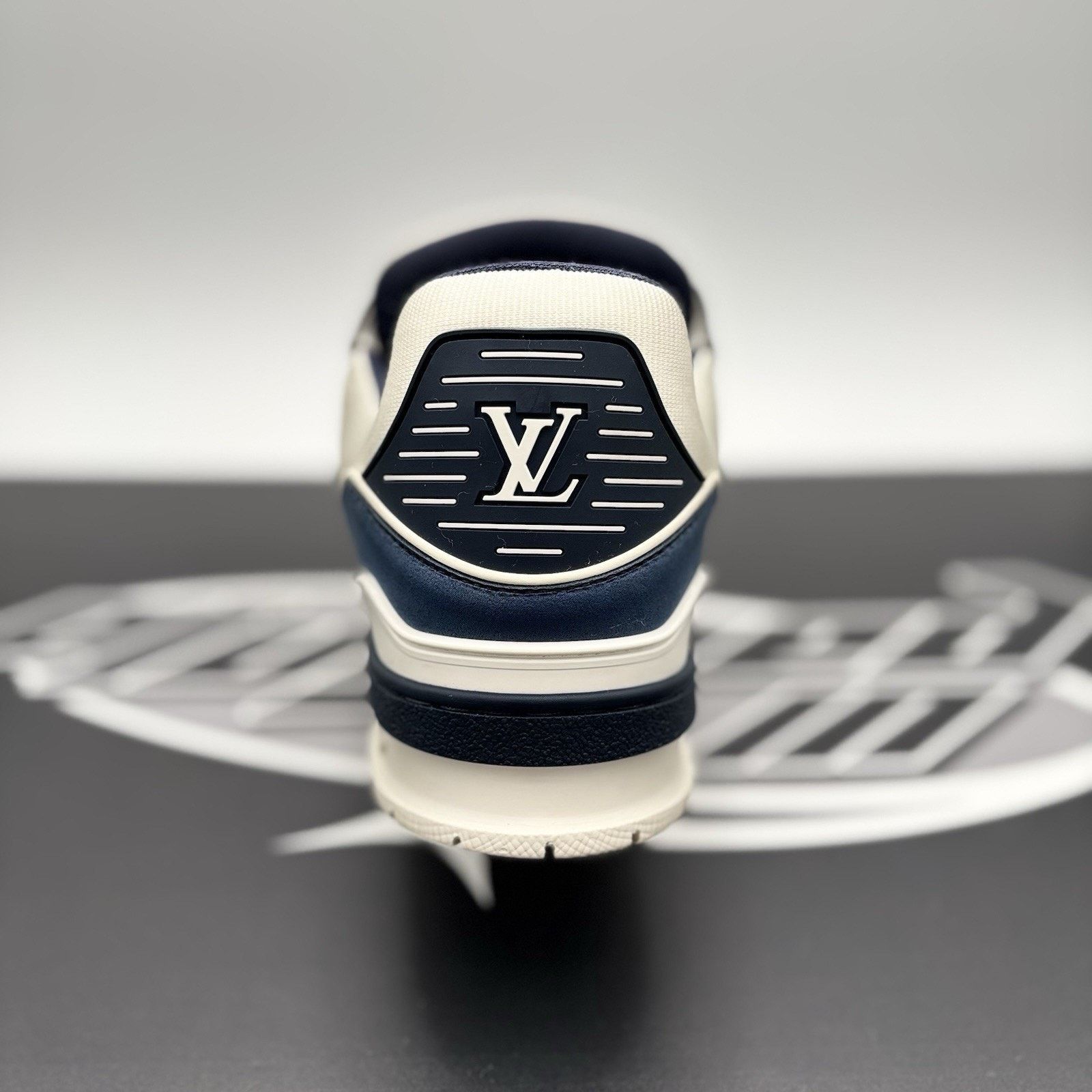 Louis Vuitton (7-7.5 US) Louis Vuitton Trainer ' White Navy '| GREAT COND! Size US 7.5 / EU 40-41 - 12 Thumbnail