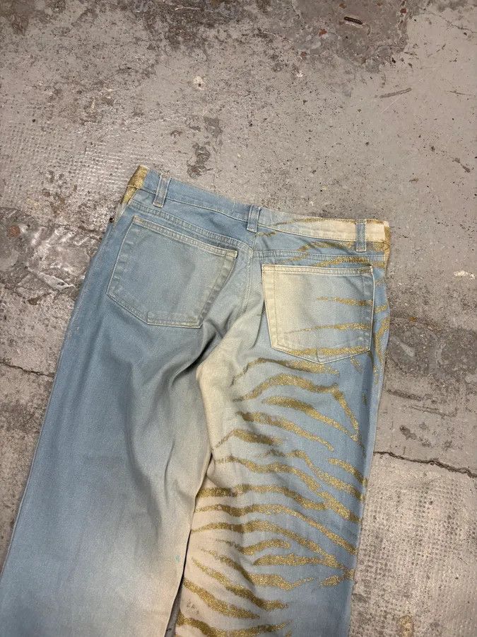 Roberto Cavalli 2000s Roberto Cavalli Light Blue Denim Gold Zebra Print Jeans Size 28" / US 6 / IT 42 - 7 Thumbnail