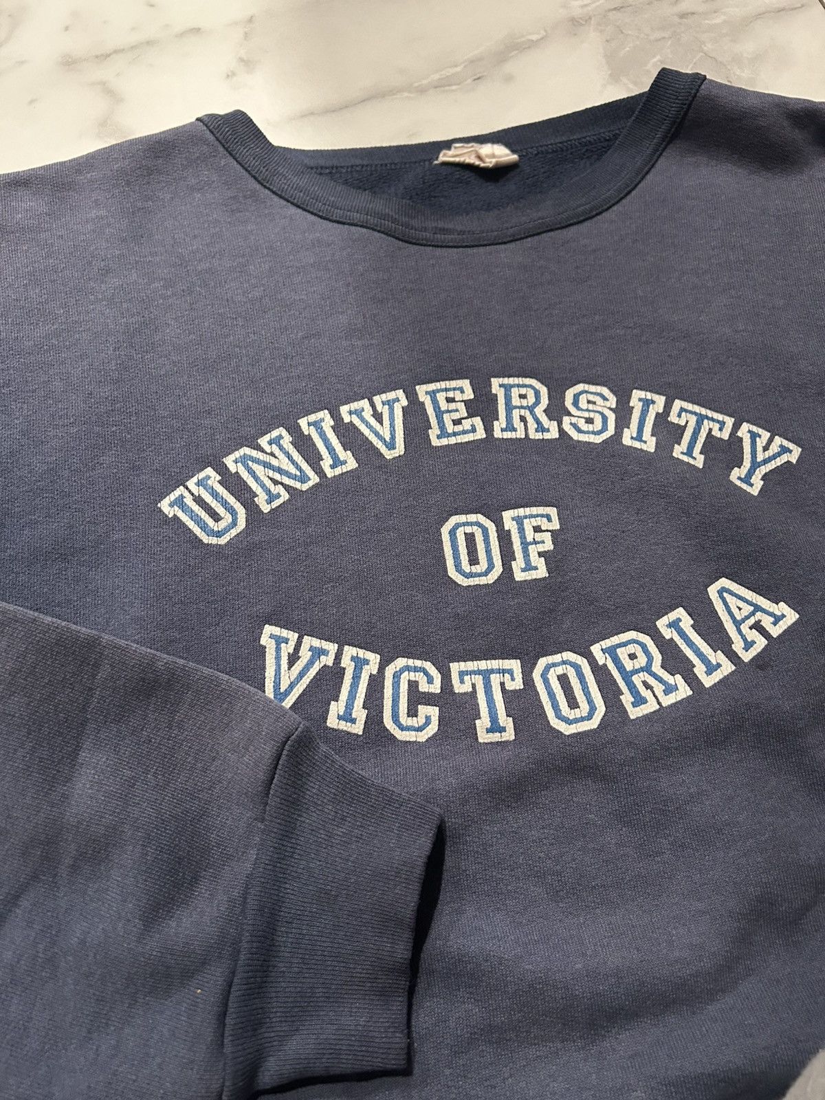 Other Vintage University of Victoria 80’s Sun Faded Crewneck Size US L / EU 52-54 / 3 - 4 Thumbnail