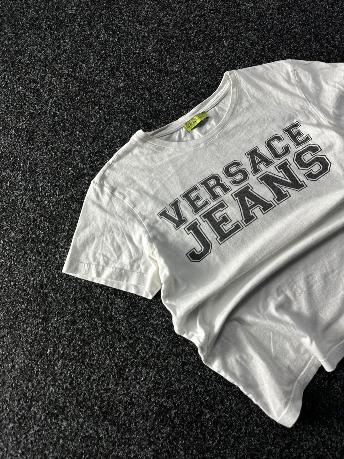 Versace × Vintage 🚨 VINTAGE VERSACE JEANS BIG LOGO TEE RARE LUXURY Size XS / US 0-2 / IT 36-38 - 2 Thumbnail