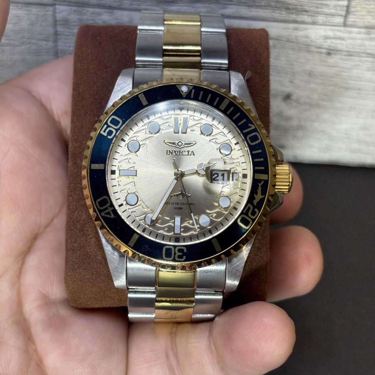 Invicta Pro Diver Men Model 30022 - Men's Watch Quartz in Gold