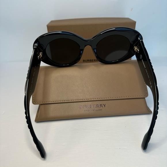 Burberry New - Burberry Women's Sunglasses MARGOT BE4370U 49","descri Size ONE SIZE - 14 Thumbnail