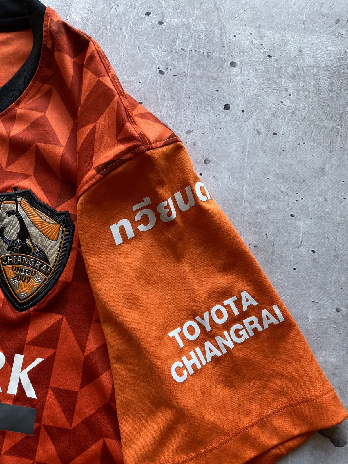 Vintage Chiangrai United Thailand 2017/2018 home football jersey FBT Size US XL / EU 56 / 4 - 4 Thumbnail
