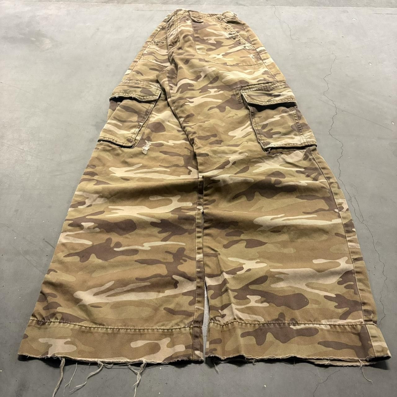 Old Navy Crazy Vintage Y2K/2000s Super Baggy Wideleg Old Navy Camo Skater Cargo Pants! Size US 34 / EU 50 - 1 Thumbnail