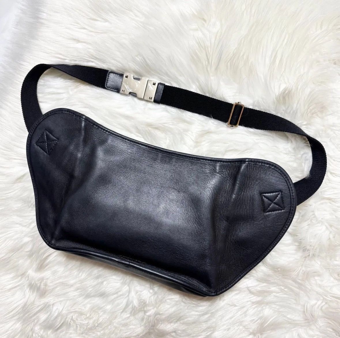 Valentino Valentino Studded Zip Giant V Logo Leather Sling Body Bag Size ONE SIZE - 13 Thumbnail