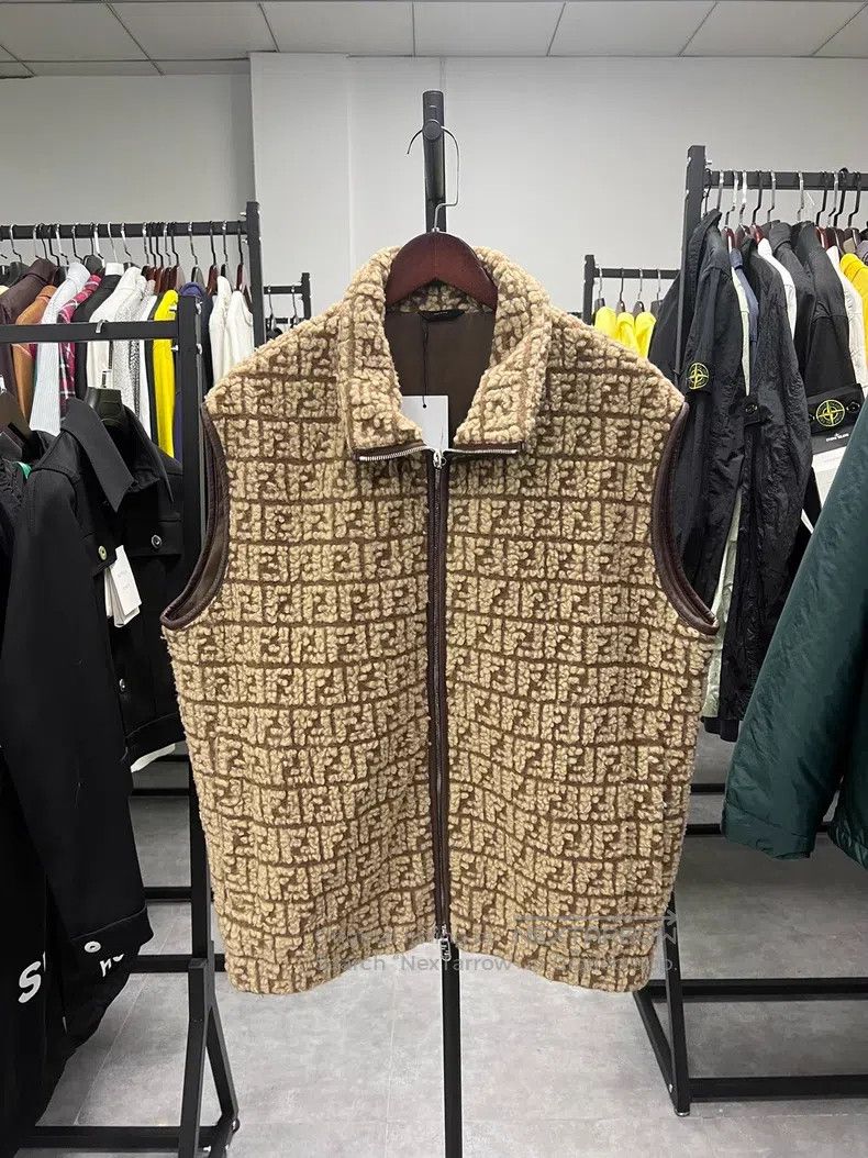 Fendi Fendi Full Print Fuzzy Vest Size US M / EU 48-50 / 2 - 1 Thumbnail