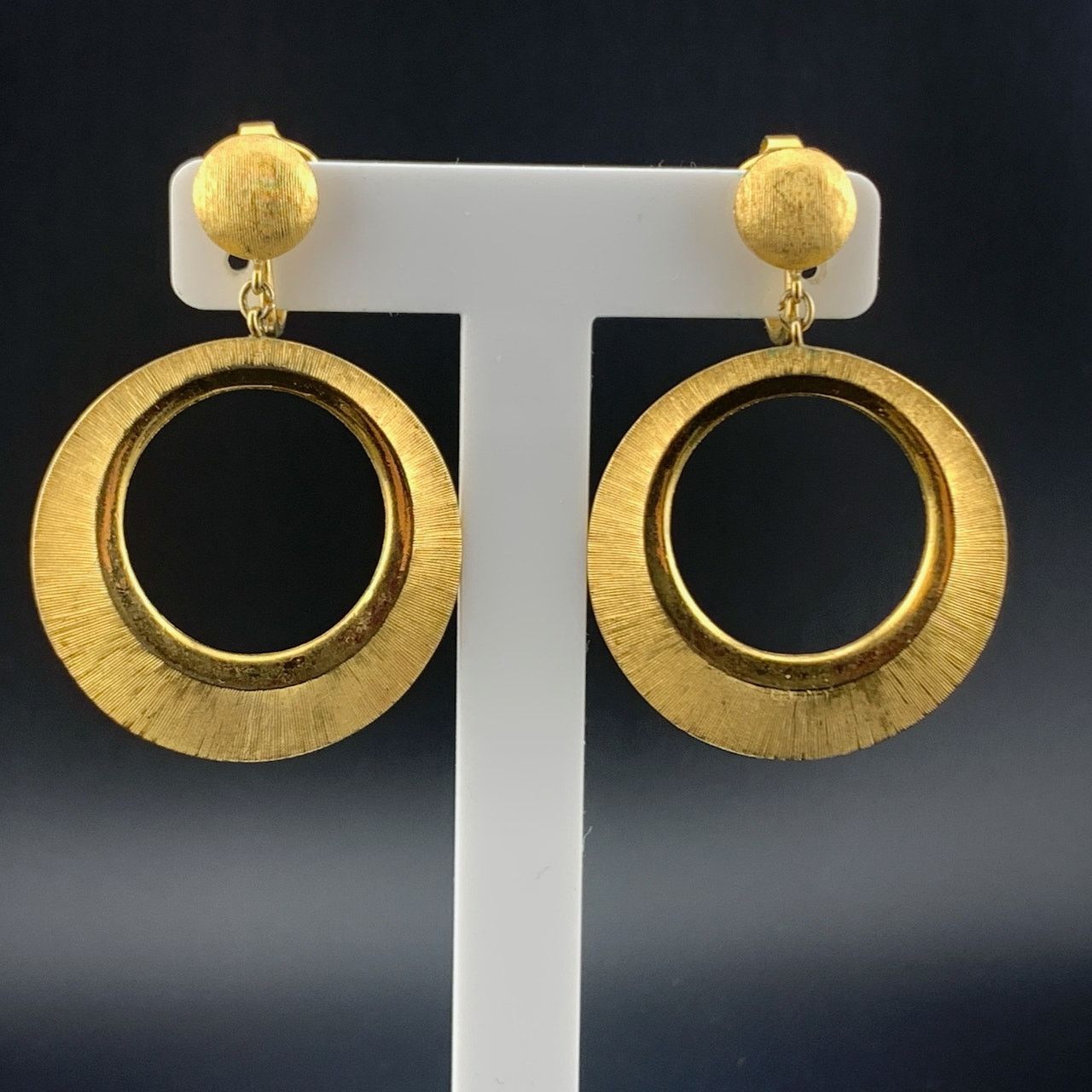 Other Trifari Vintage Gold Tone GoGo 60s Mod Clip on Earrings 2" Size ONE SIZE - 6 Thumbnail