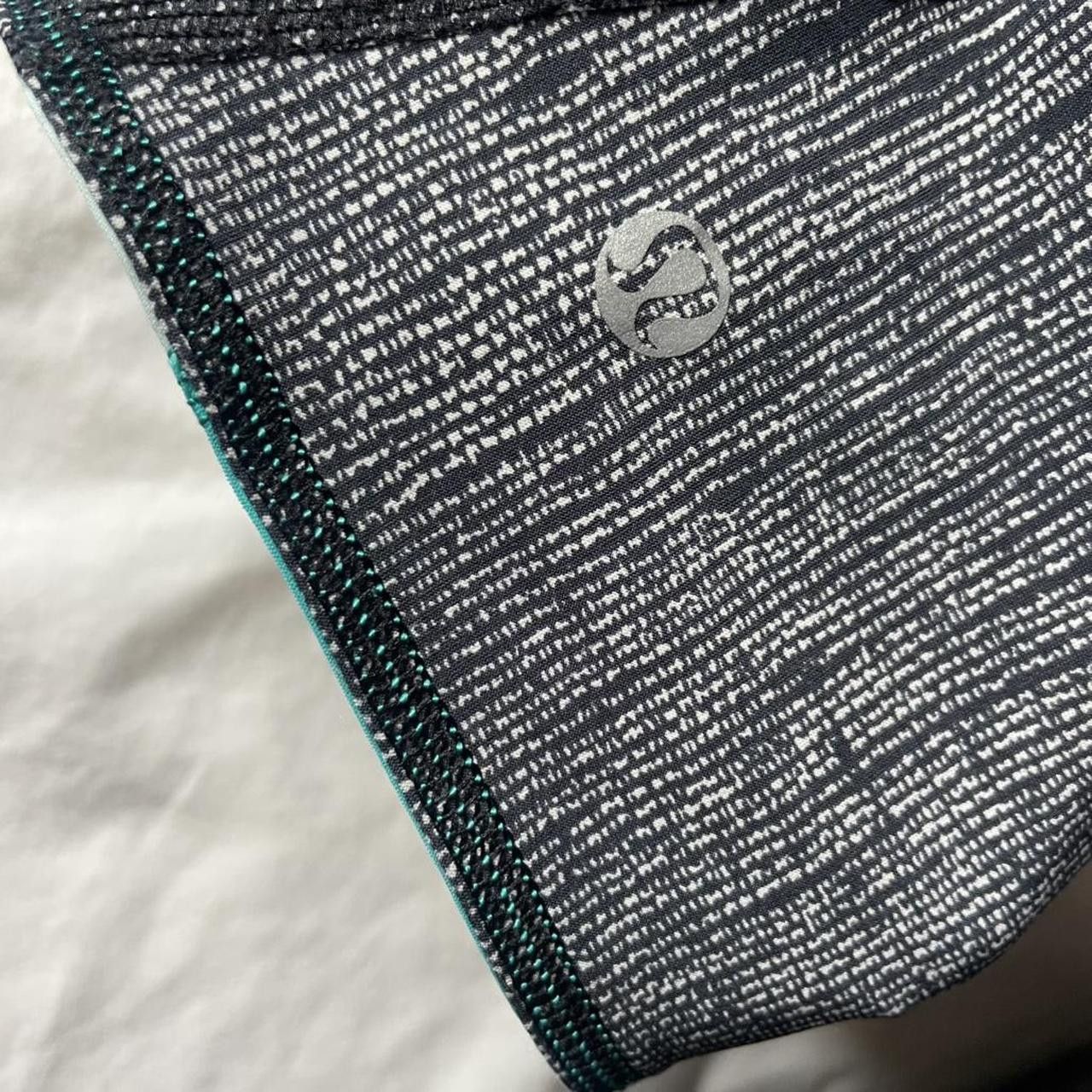 Lululemon 2000s Reversible Lululemon Mini Shorts Size 8 Size 30" / US 8 / IT 44 - 5 Thumbnail