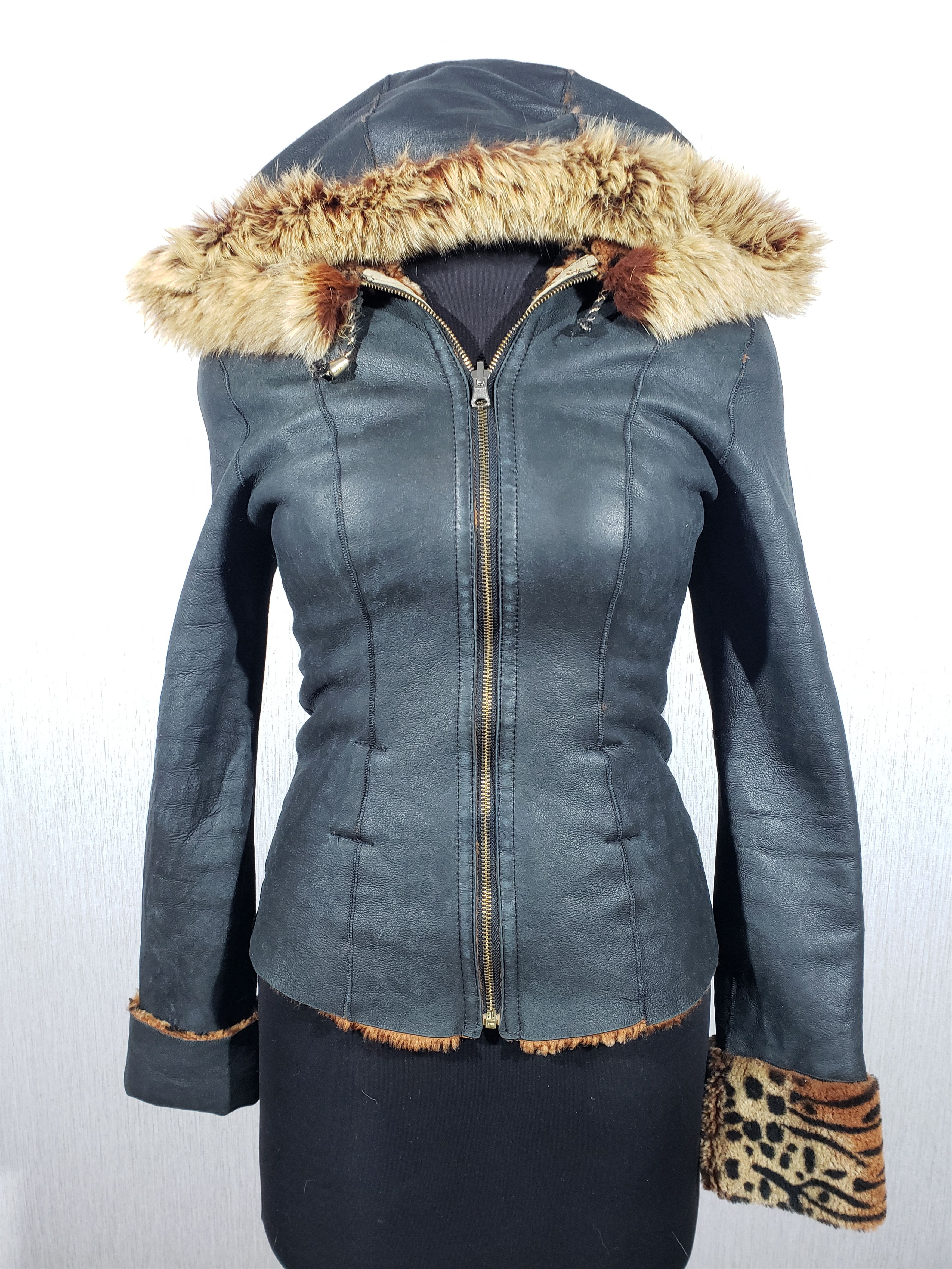 Designer Two-sided warm women's sheepskin coat. Size M / US 6-8 / IT 42-44 - 1 Thumbnail