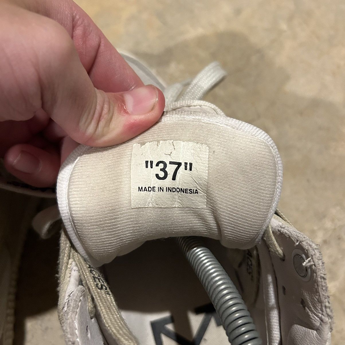 Designer × Off-White Off-White Off Court 3.0 Floating Arrow Sneakers US 5 Size US 5 / EU 37 - 10 Thumbnail