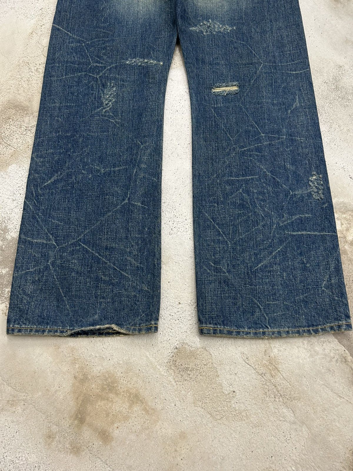 Le Grande Bleu (L.G.B.) JAPAN BRAND CO & LU WASHED DISTRESSED WITH WORDS BACKSIDE Size US 30 / EU 46 - 8 Thumbnail