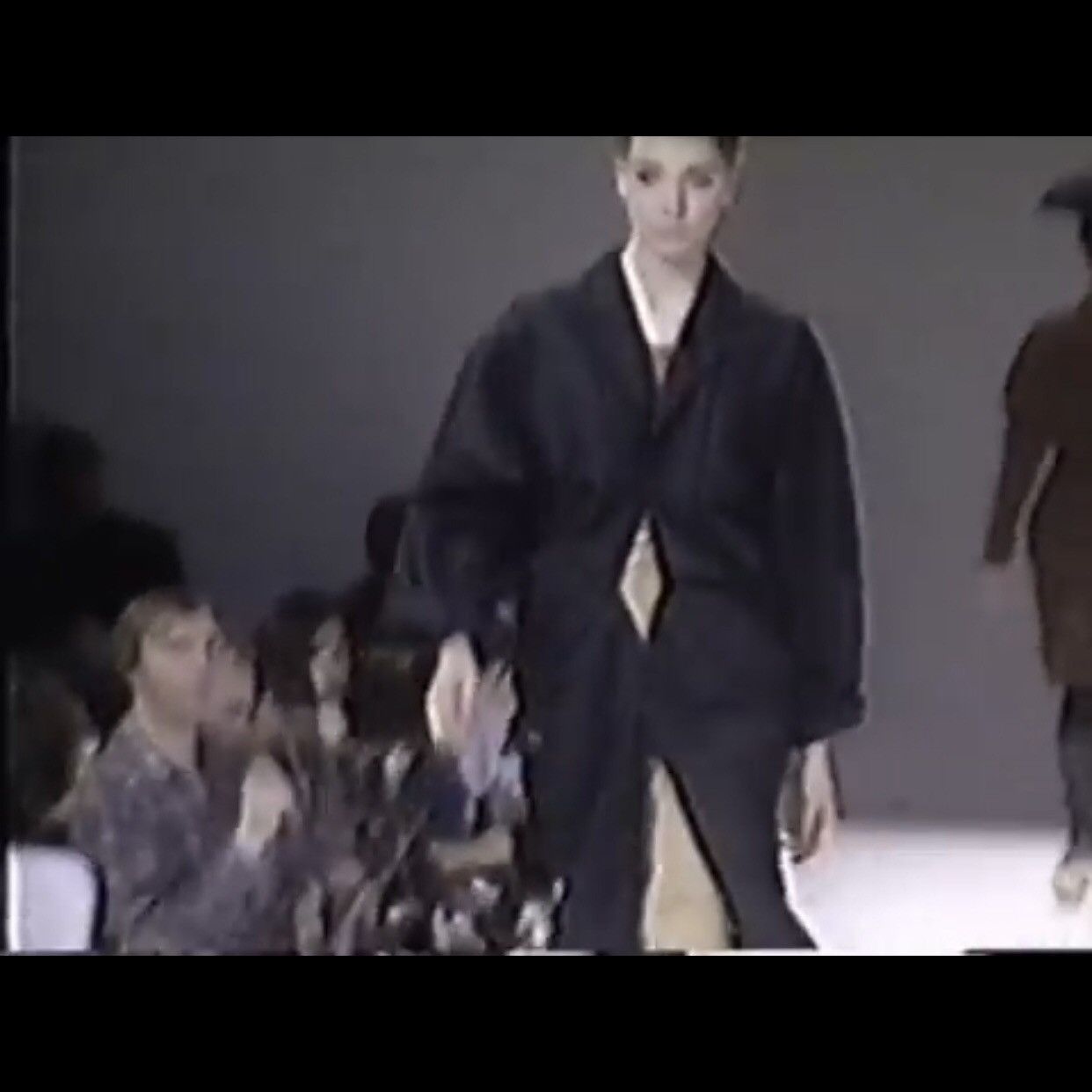 Comme des Garcons Vintage Comme Des Garcons 1991 A/W Runway Dolman Sleeve Coat Size M / US 6-8 / IT 42-44 - 1 Thumbnail