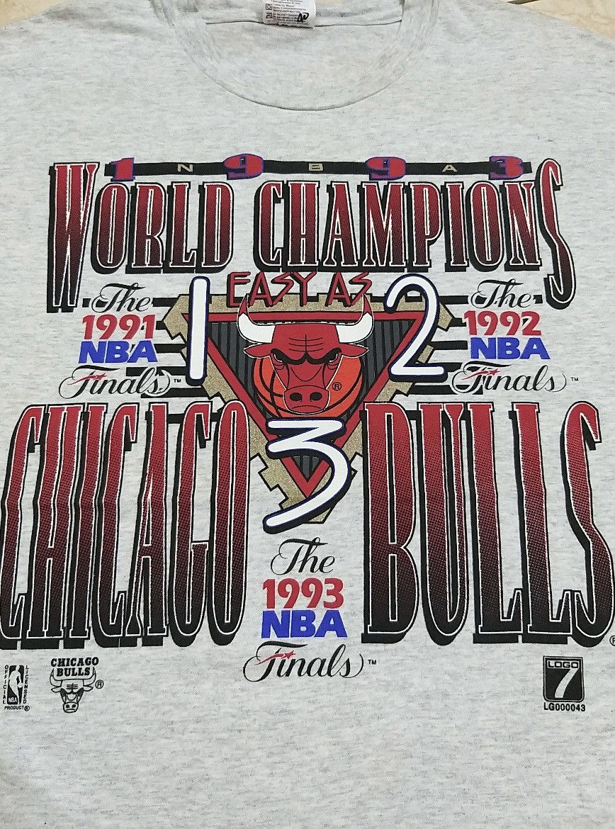 NBA RARE💥VINTAGE 90s CHICAGO BULLS 3 YEAR CHAMPION 91-93 T SHIRT Size US XL / EU 56 / 4 - 3 Thumbnail