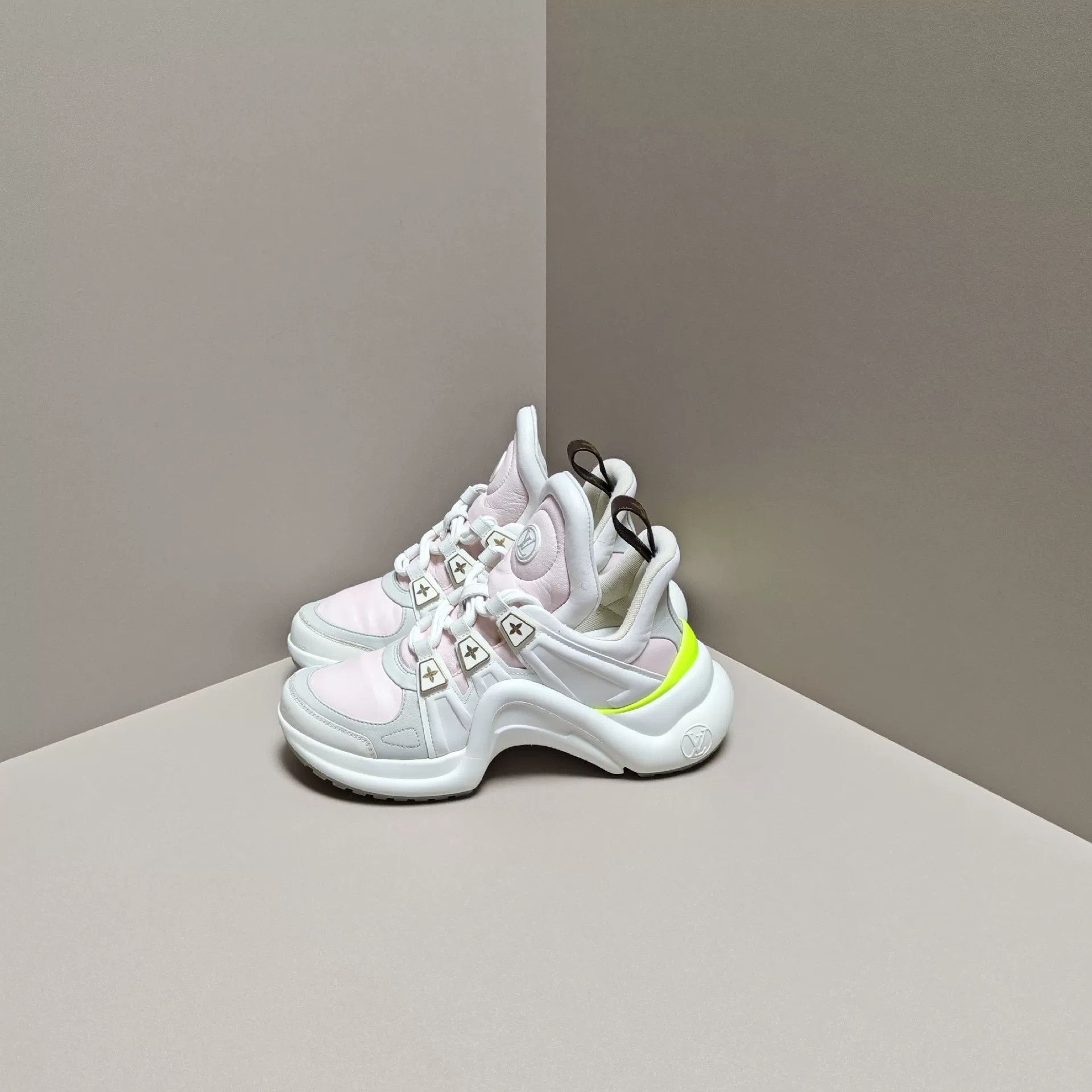 Louis Vuitton Louis Vuitton Casual Lowtop Sneakers us_6 Women Size US 6 / IT 36 - 1 Thumbnail