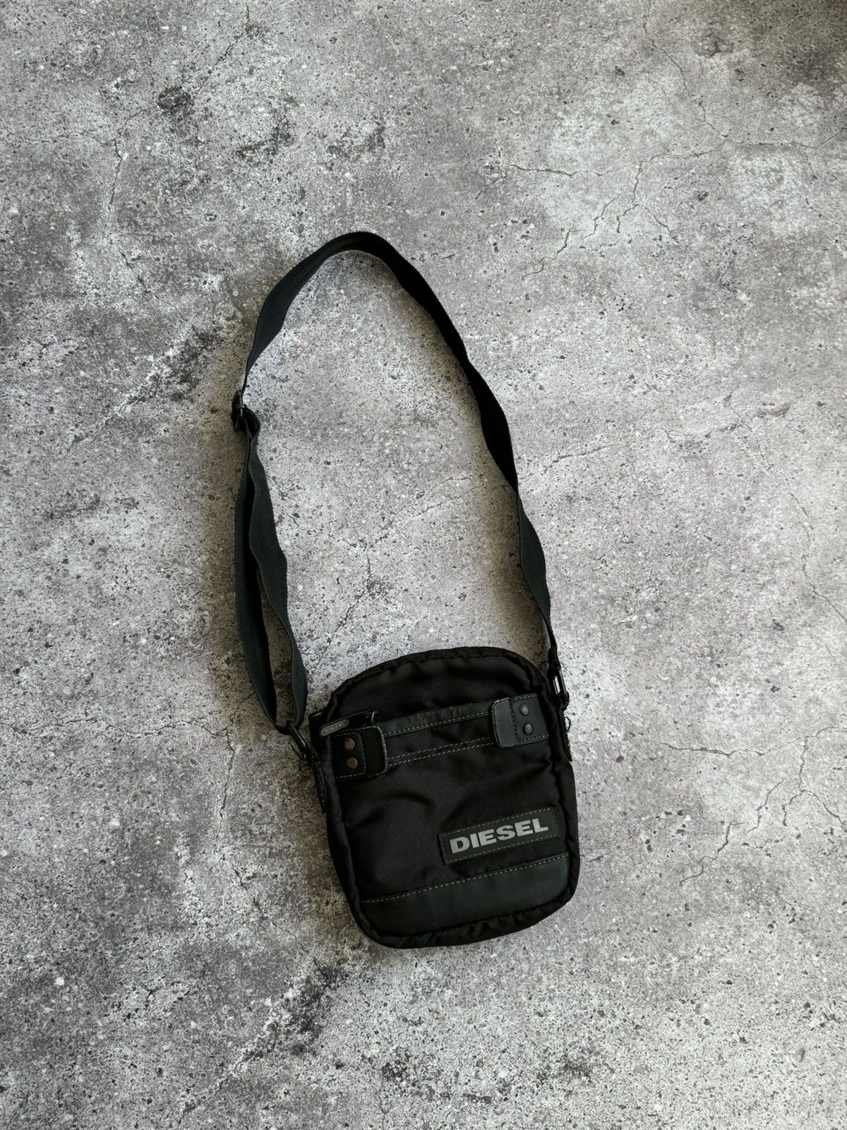 Diesel × Vintage Vintage Diesel distressed Y2K crossbody messenger bag Size ONE SIZE - 2 Thumbnail