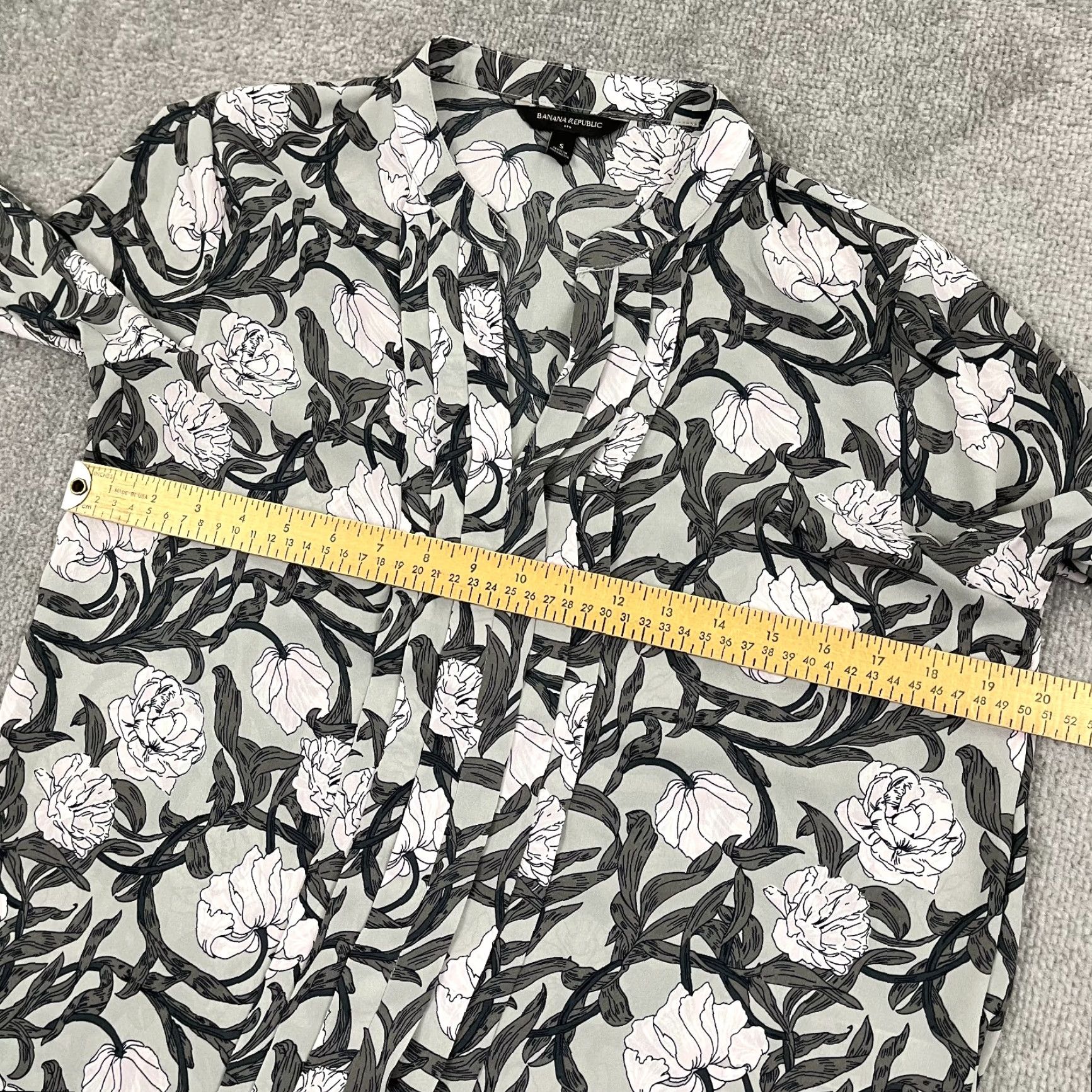 Banana Republic Banana Republic Blouse Womens Small Gray Floral Sheer Pleated Front V-Neck Boho Shirt Ladies Small Gray Floral Bohemian Casual Size S / US 4 / IT 40 - 4 Thumbnail