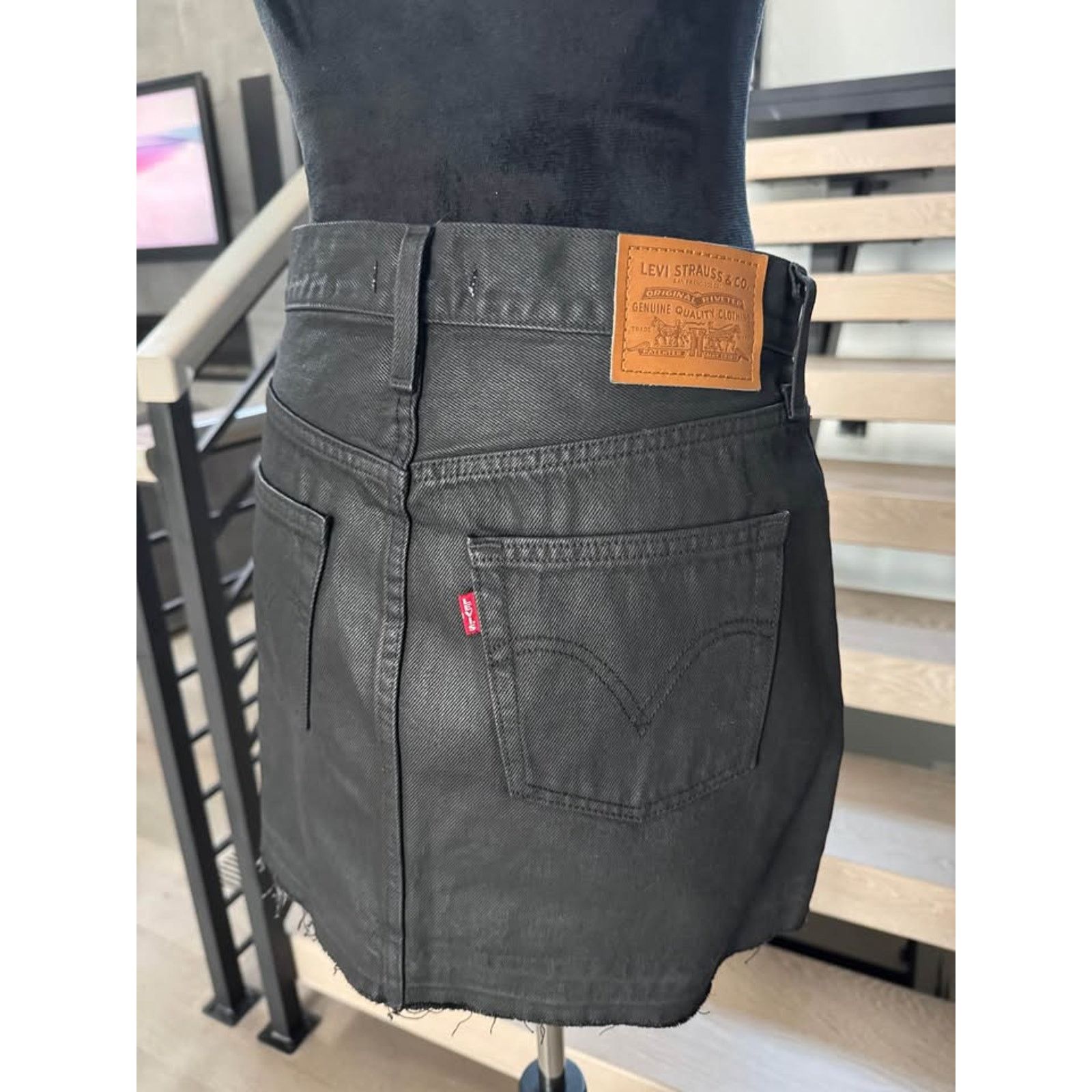 Levi's Levi's Black Denim Raw Hem Mini Skirt size 25 Size 25" / US 0 / IT 36 - 4 Thumbnail
