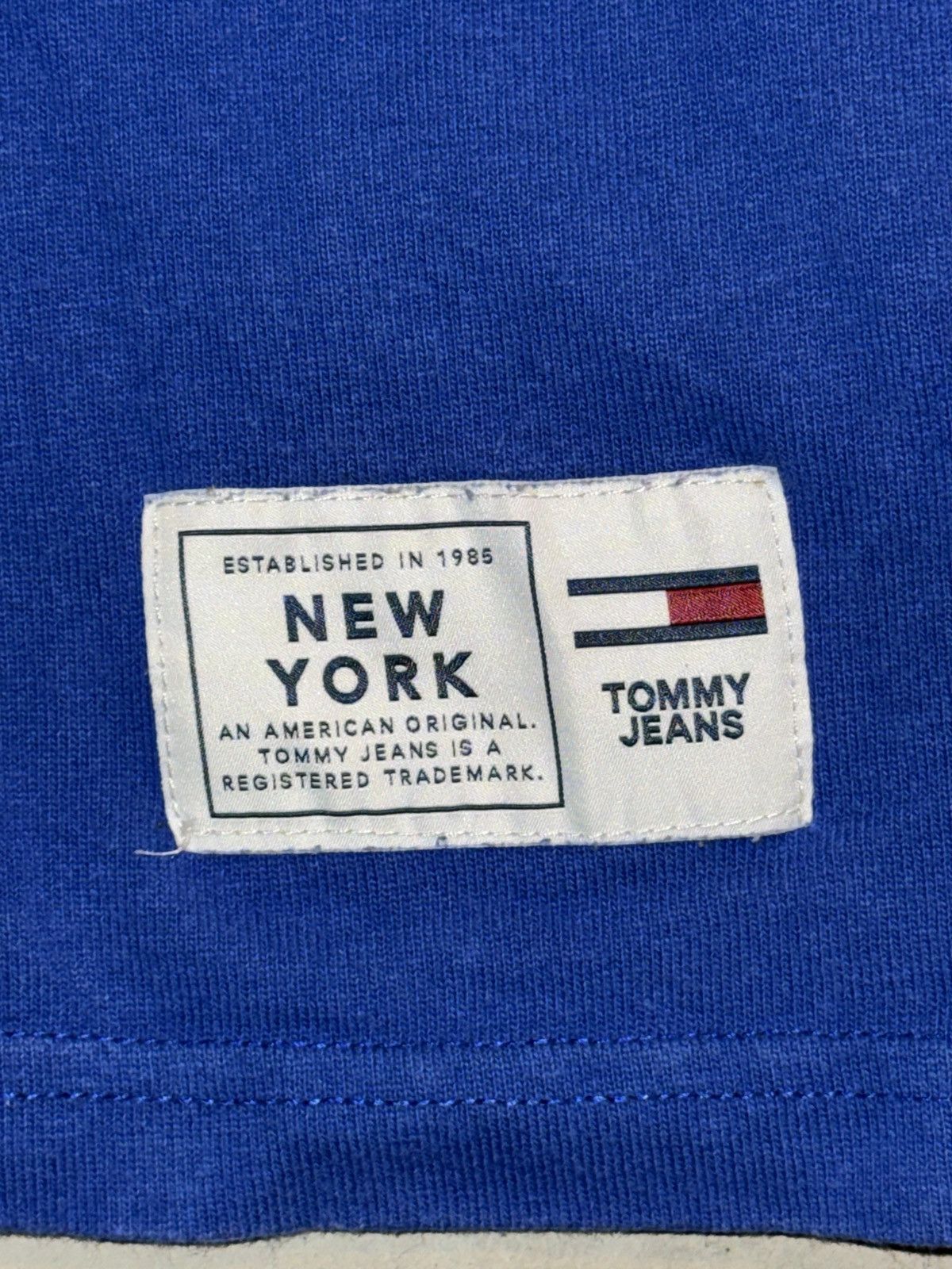 Tommy Hilfiger × Tommy Jeans × Vintage Vintage Tommy Hilfiger Jeans Graphic Embroidered Tee Size US L / EU 52-54 / 3 - 3 Thumbnail