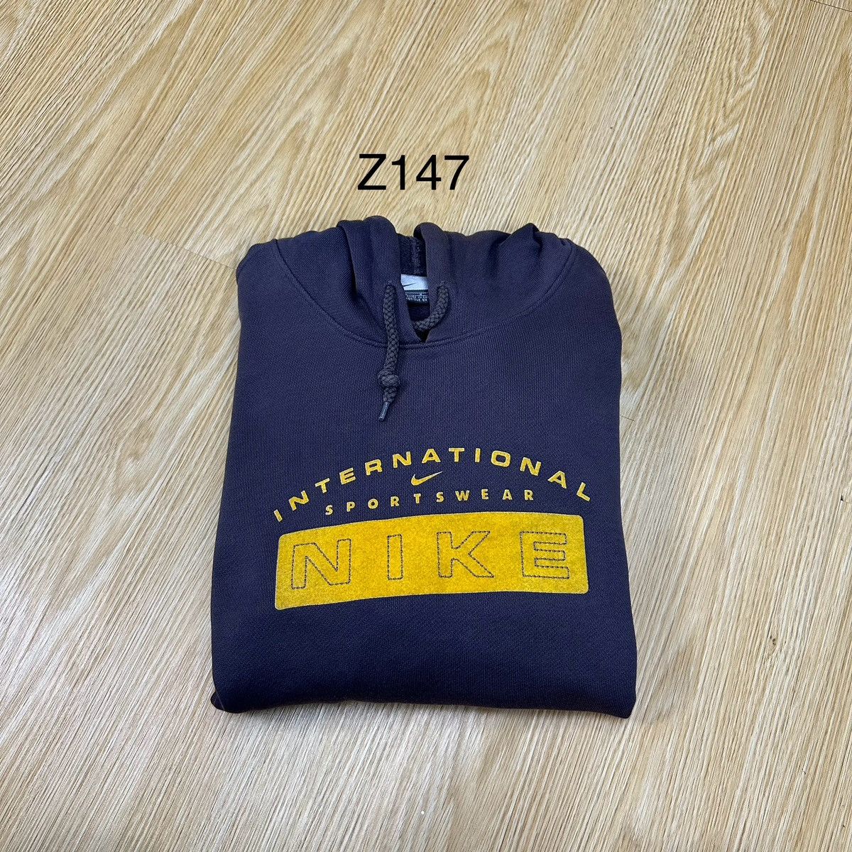 Nike Vintage Nike International Sportswear Center Logo Z147 Size US L / EU 52-54 / 3 - 12 Thumbnail