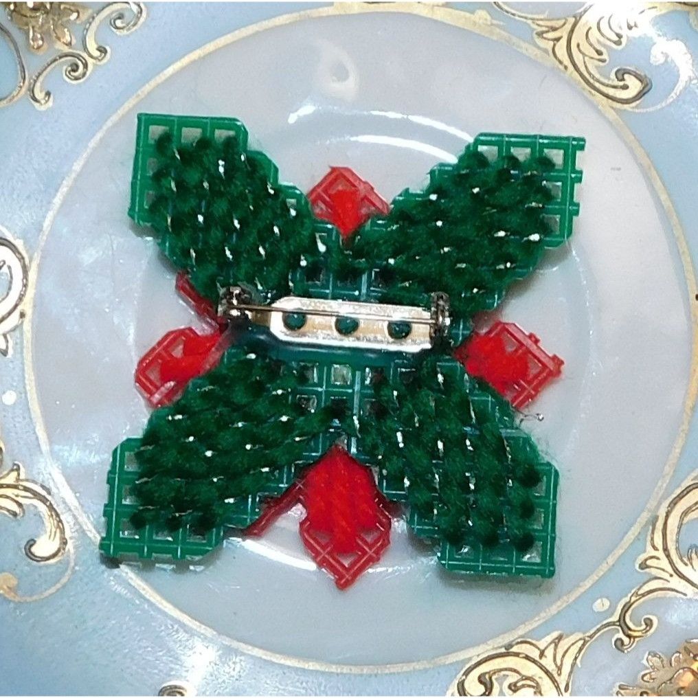 Handmade Handmade Poinsettia Brooch Yarn Woven Plastic Mesh Size ONE SIZE - 3 Thumbnail
