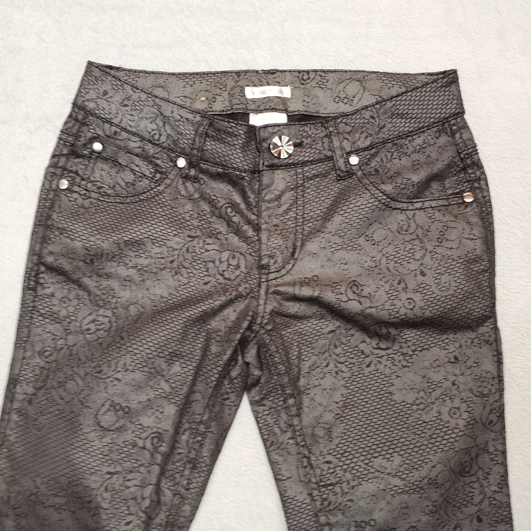 Vintage Xhilaration Pants Womens 27x30 Black Gray Floral Skinny Stretch Low Rise Chino Pockets Zip Floral Pattern School USA University Womens Size 27" / US 4 / IT 40 - 3 Thumbnail