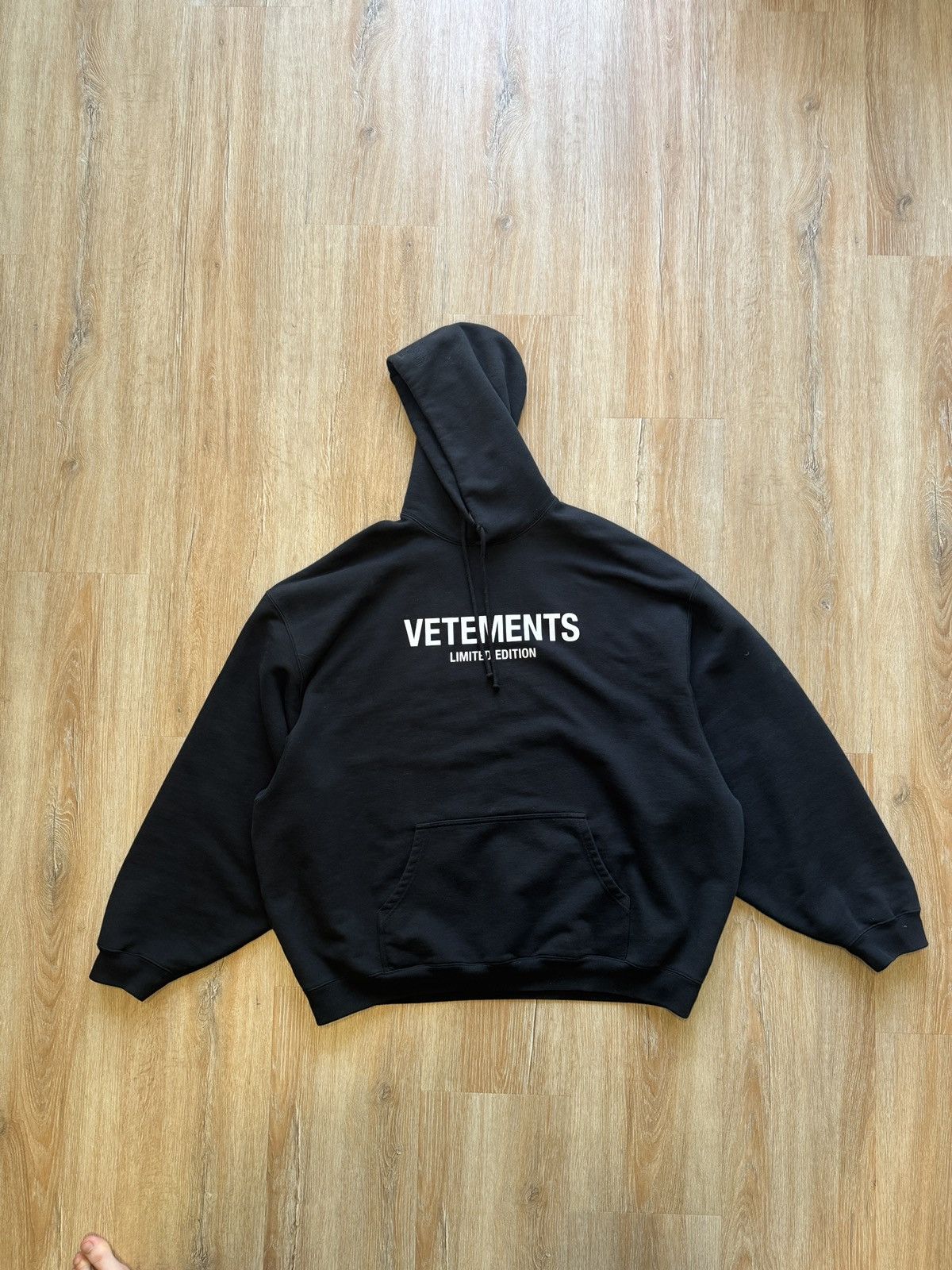 【VETEMENTS】オフホワイト Limited Edition フーディ Vetements Limited Edition Hoodie | Grailed