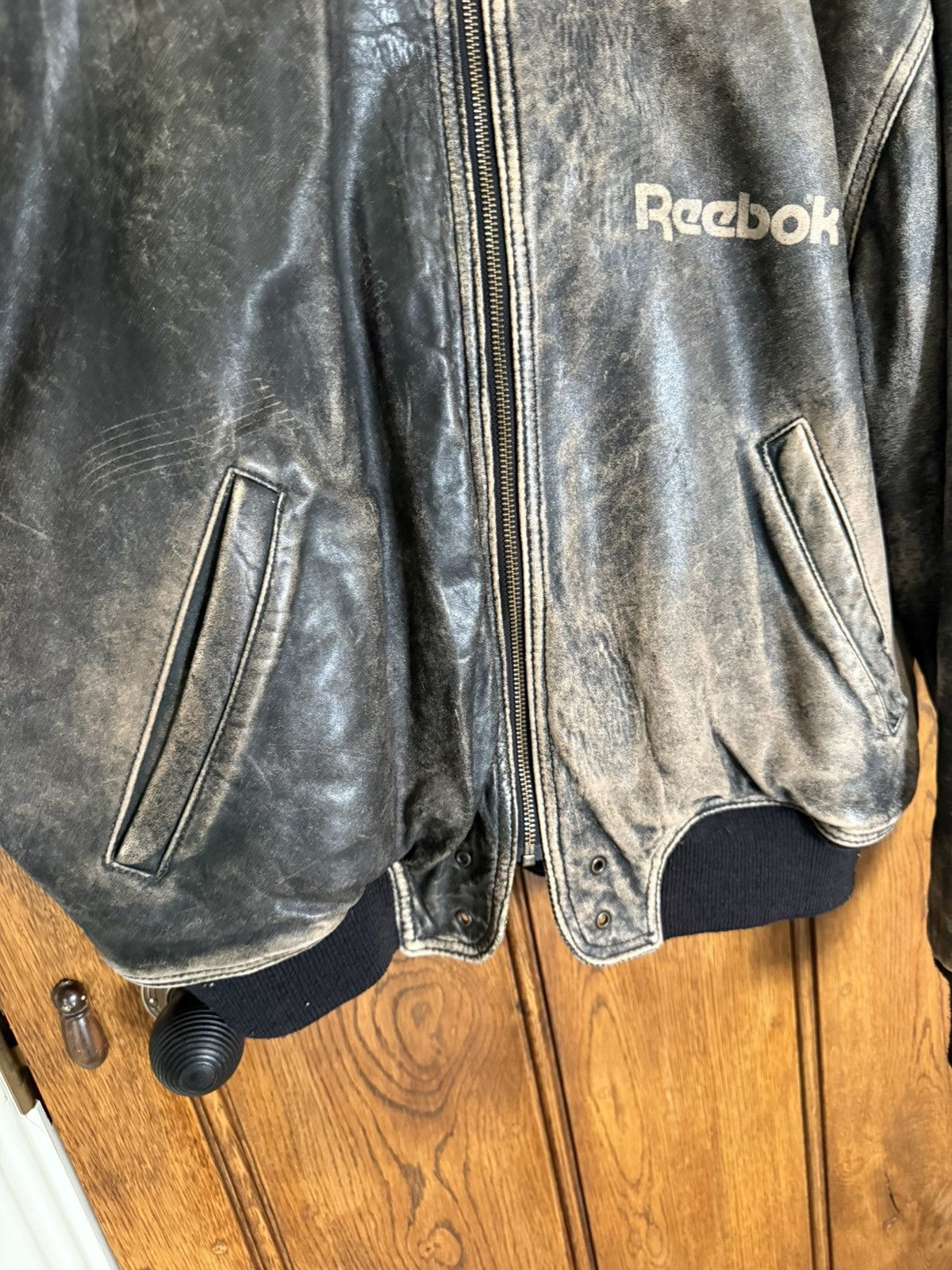 Reebok Reebok pump vintage 90’s rare leather bomber jacket logo L Size US L / EU 52-54 / 3 - 13 Thumbnail