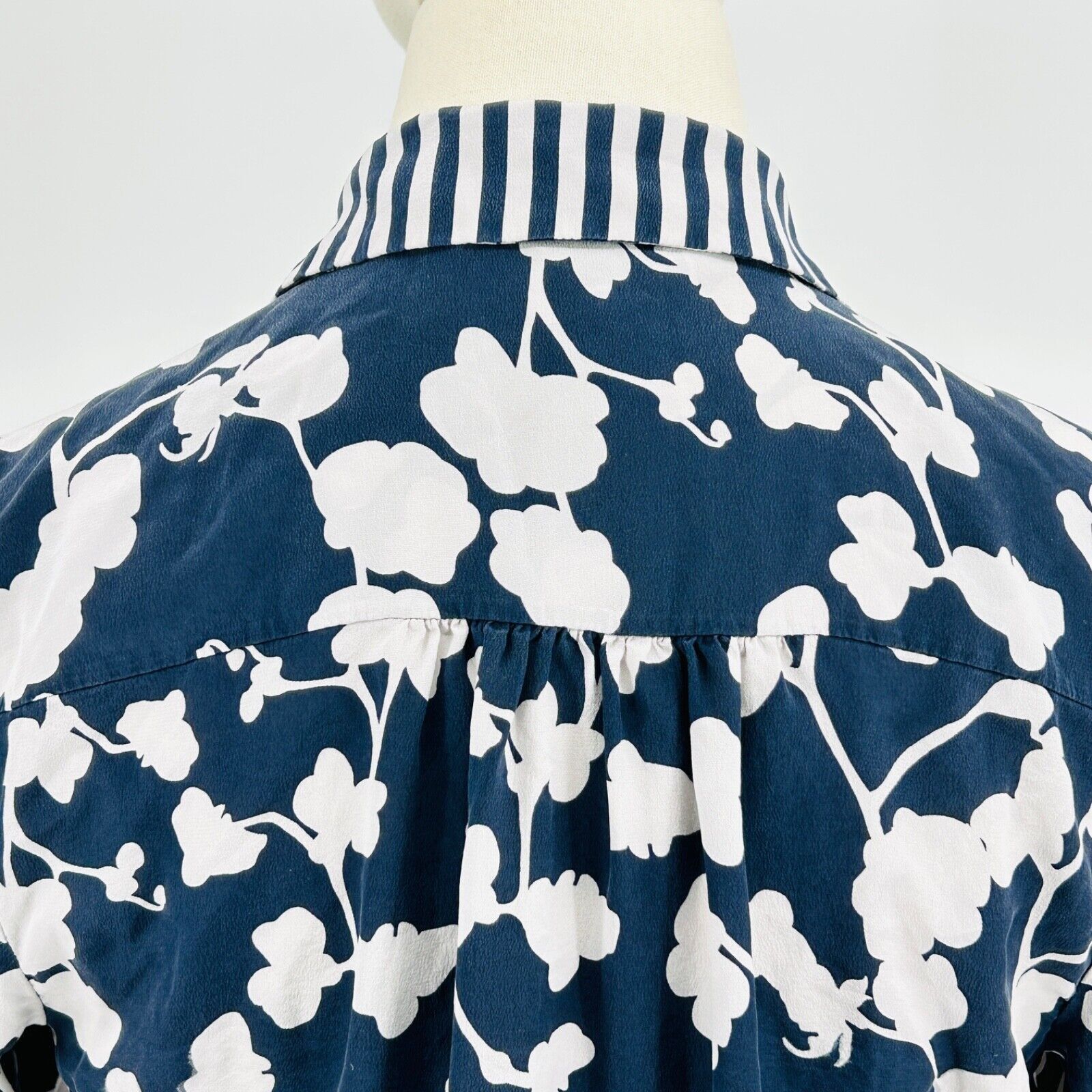 Diane von Furstenberg Diane von Furstenberg Blue White Floral 100% SILK blouse Size M / US 6-8 / IT 42-44 - 5 Thumbnail