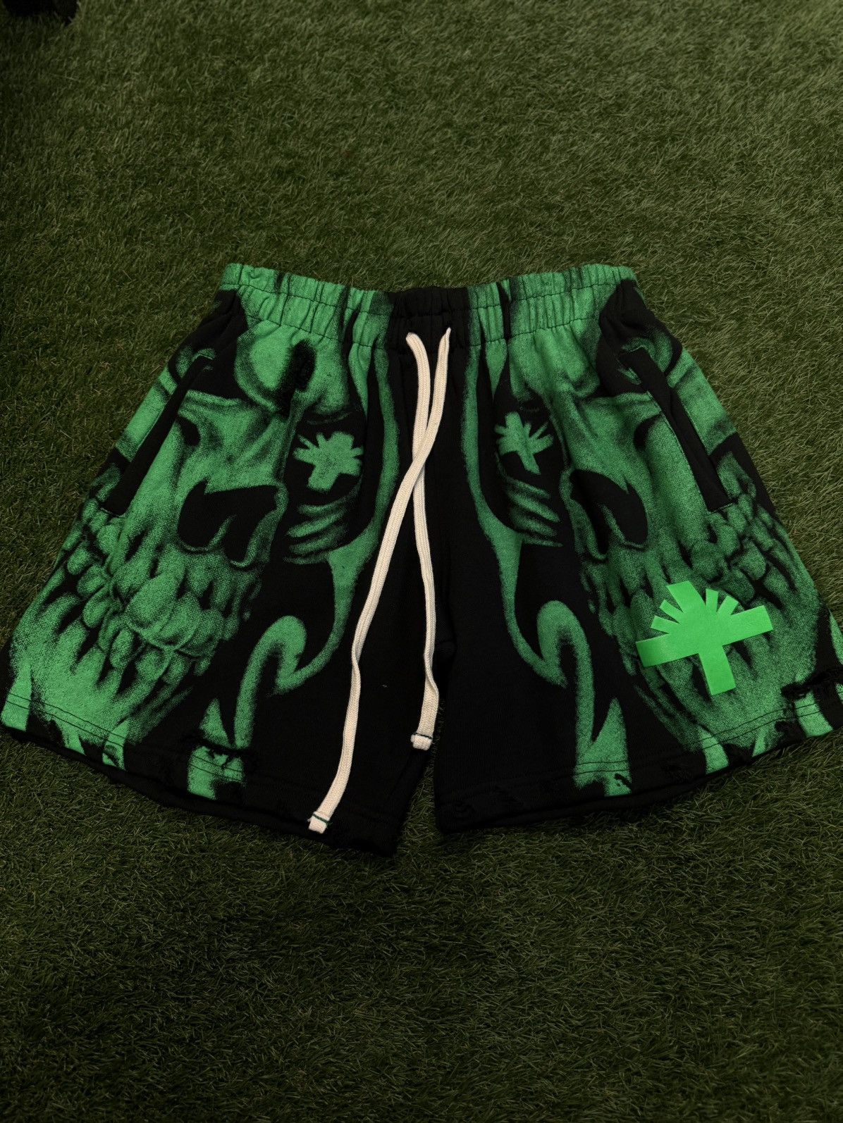 Vertabrae Vertabrae Skeleton Shorts Green Black Size Small (NEW) Size US 27 - 1 Thumbnail