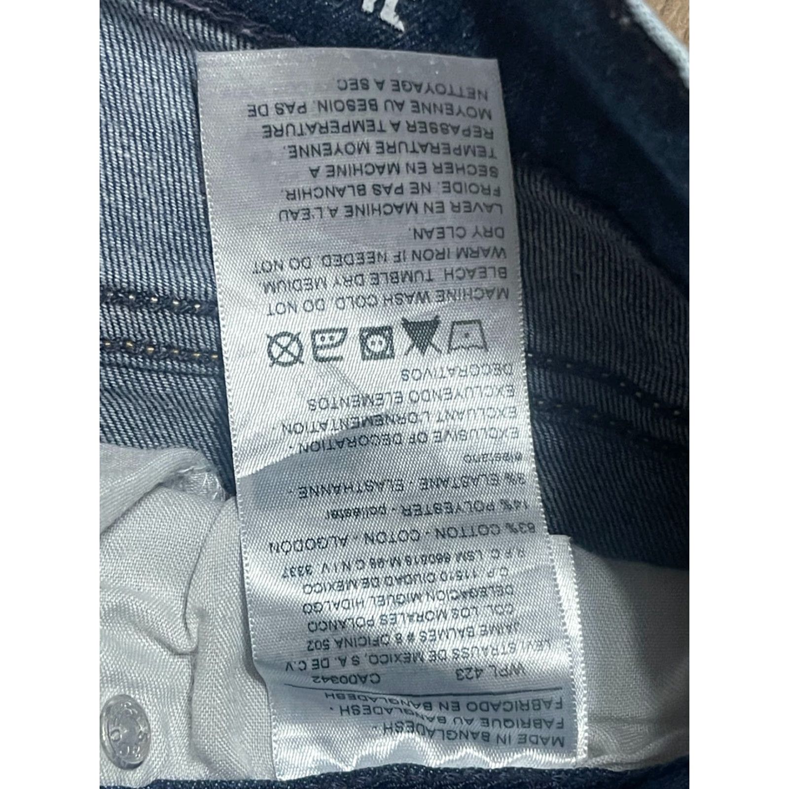 Levi's Levi's Shorts Women's Size W25 Blue Denim Shortie Frayed Hem Size 42" / US 20 - 6 Thumbnail
