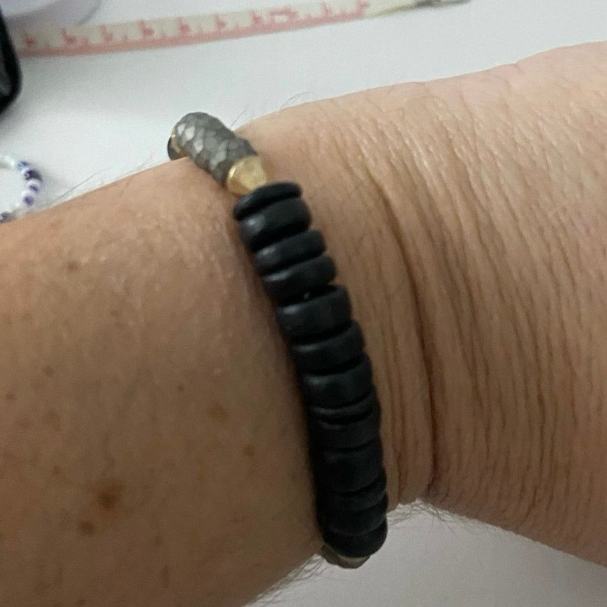Handmade Dark wood bead and quartz bracelet Size ONE SIZE - 1 Thumbnail