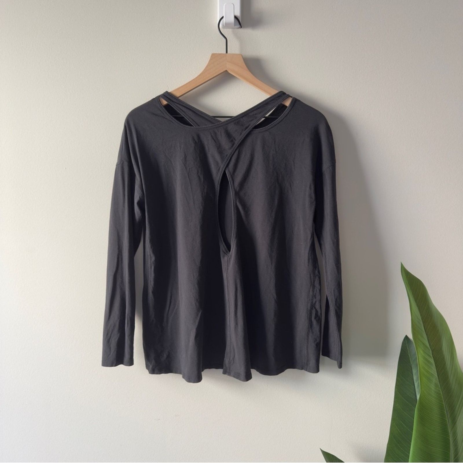 Lululemon Lululemon Back Into It Long Sleeve in Black Top Crossover Size M / US 6-8 / IT 42-44 - 6 Thumbnail