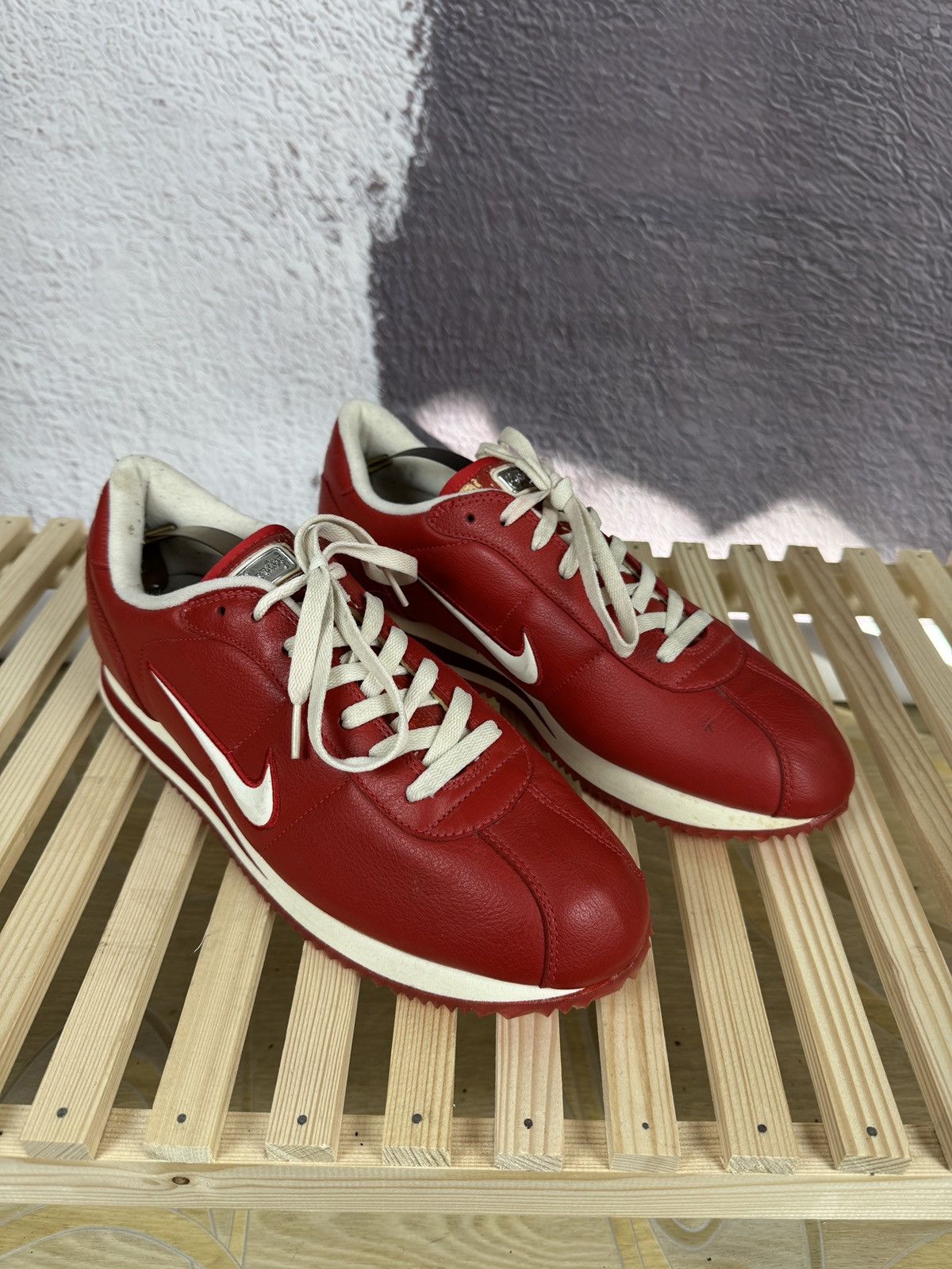 Nike Nike vintage y2k red rare swoosh logo low top sneakers Size US 12 / EU 45 - 4 Thumbnail