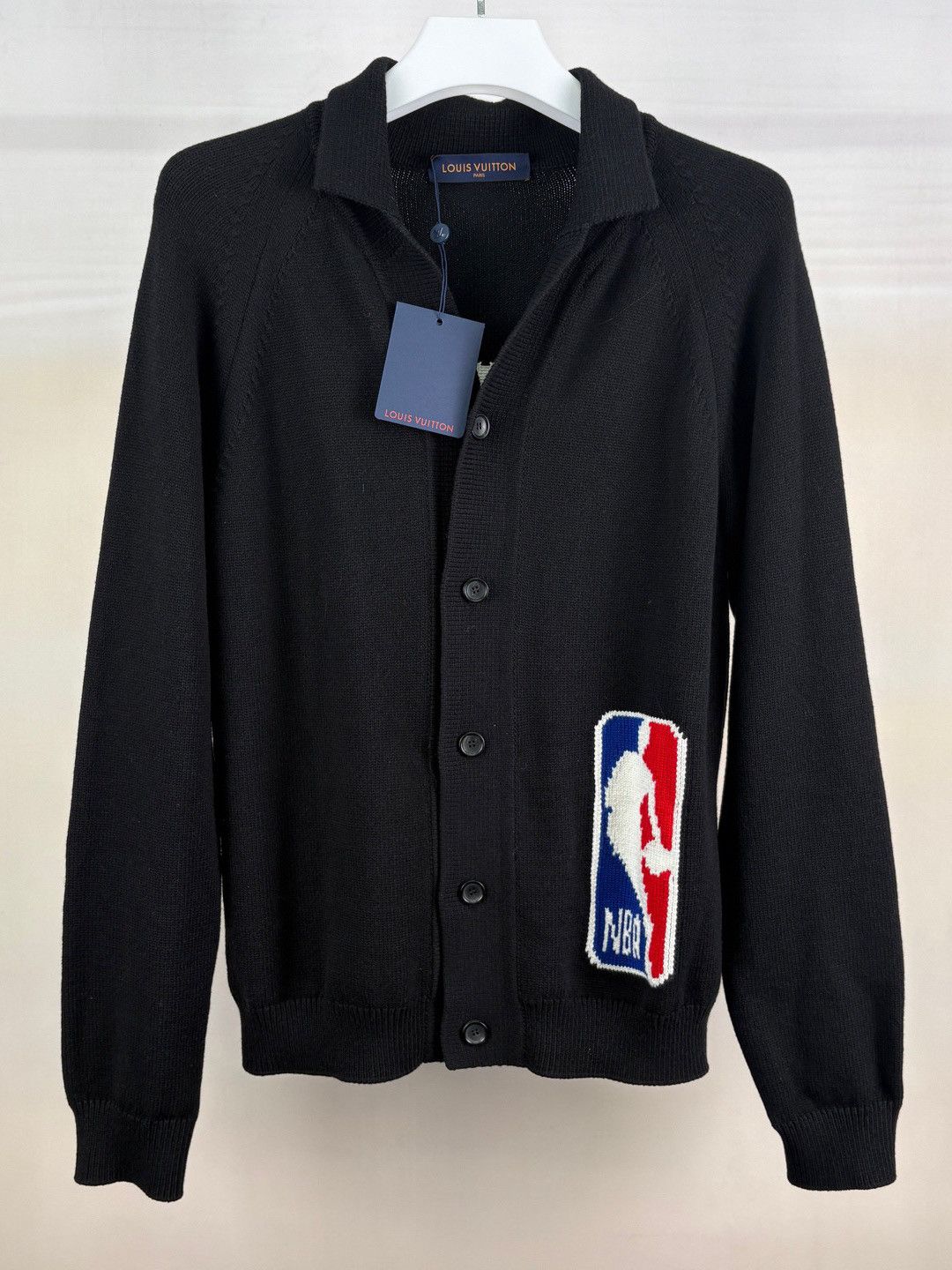 ルイヴィトン LVロゴ ニット カーディガン NBA L Louis Vuitton Louis Vuitton's latest black NBA knit logo cardigan