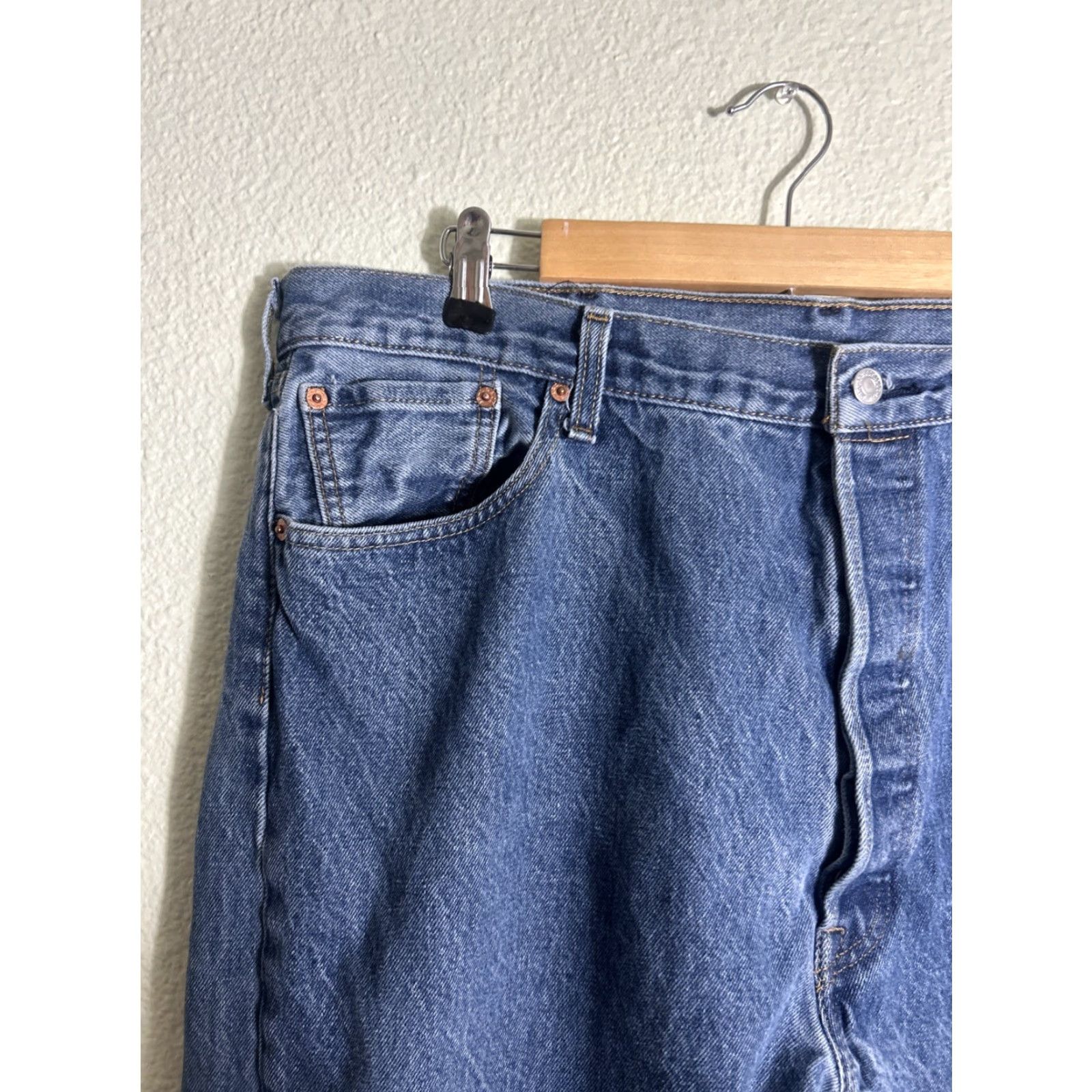 Levi's VINTAGE Levi's 501 Jeans Button Fly Medium Wash 42x33 Jeans Men Blue Straight 42 33 Mens Size US 42 / EU 58 - 4 Thumbnail