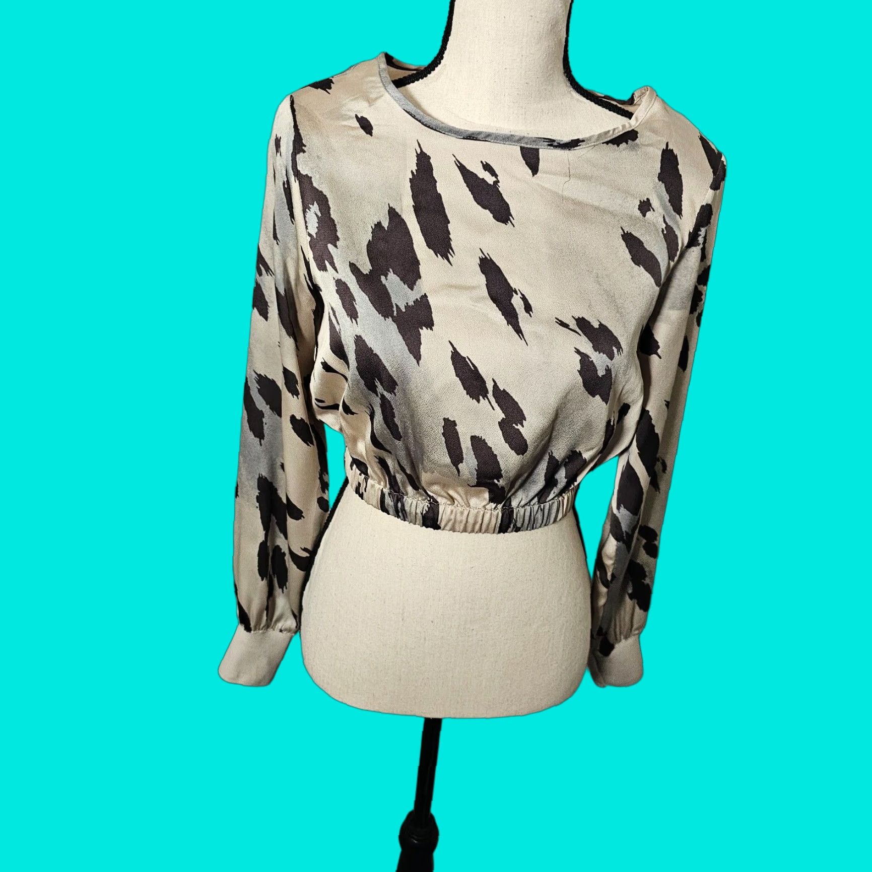 Express Express Women's Size XS Strong Shoulder Cropped Cheetah Print Top Blouse Size M / US 6-8 / IT 42-44 - 1 Thumbnail