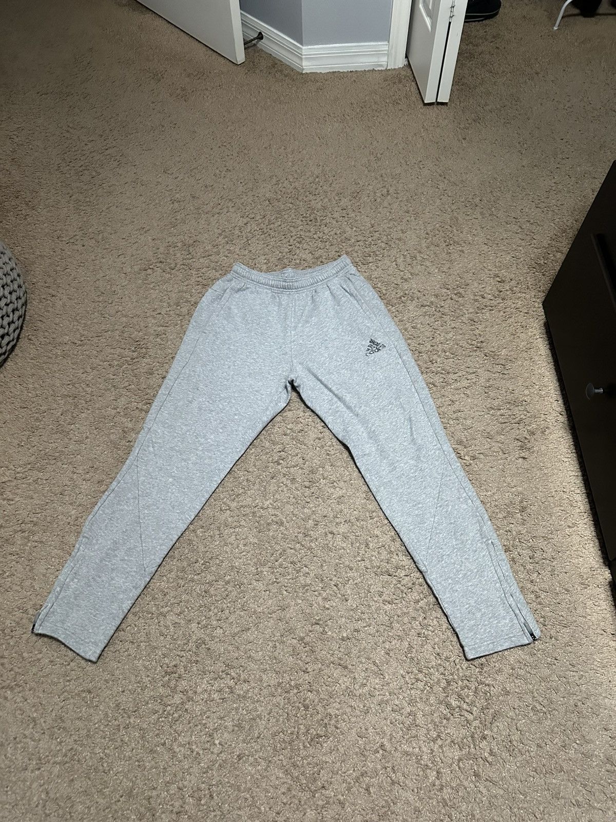 Adidas Adidas Grey regular sweatpants size small used Size US 28 / EU 44 - 1 Thumbnail
