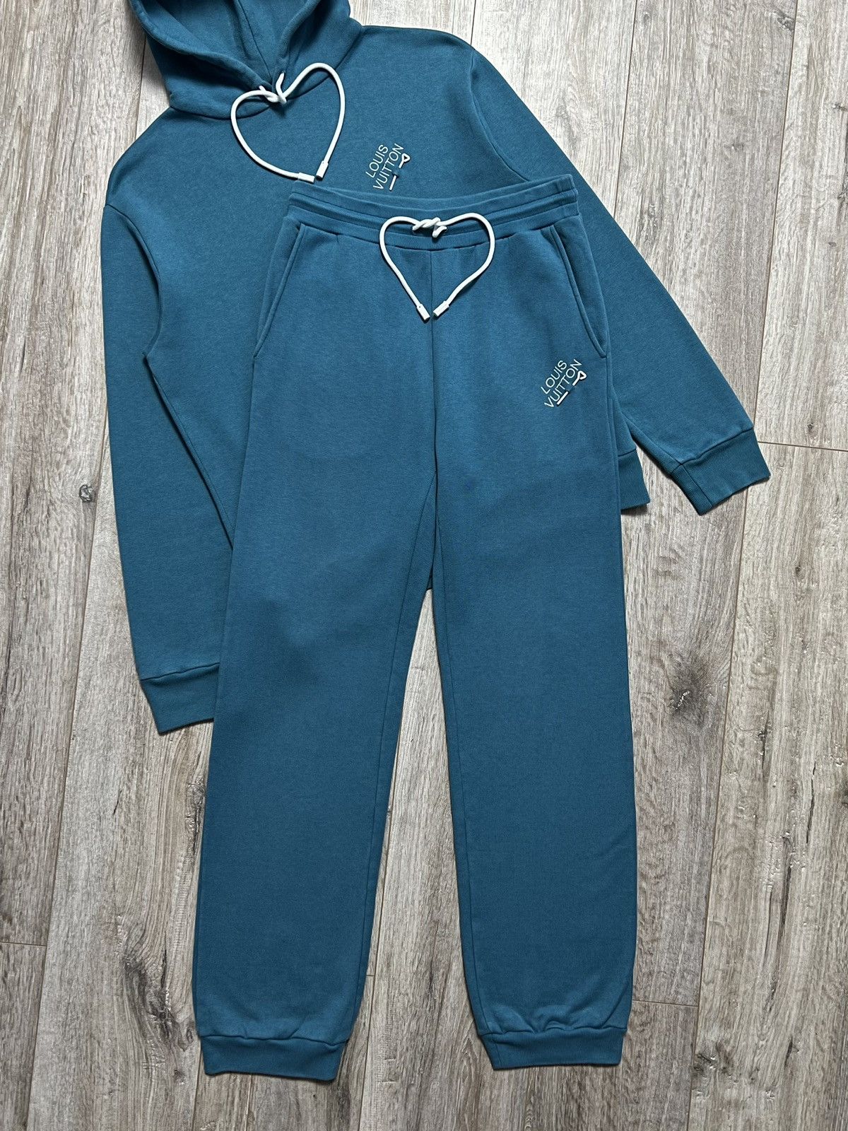 Louis Vuitton LOUIS VUITTON Sweatsuit LV Signature Logo Hoodie/Pants Set Size US S / EU 44-46 / 1 - 5 Thumbnail