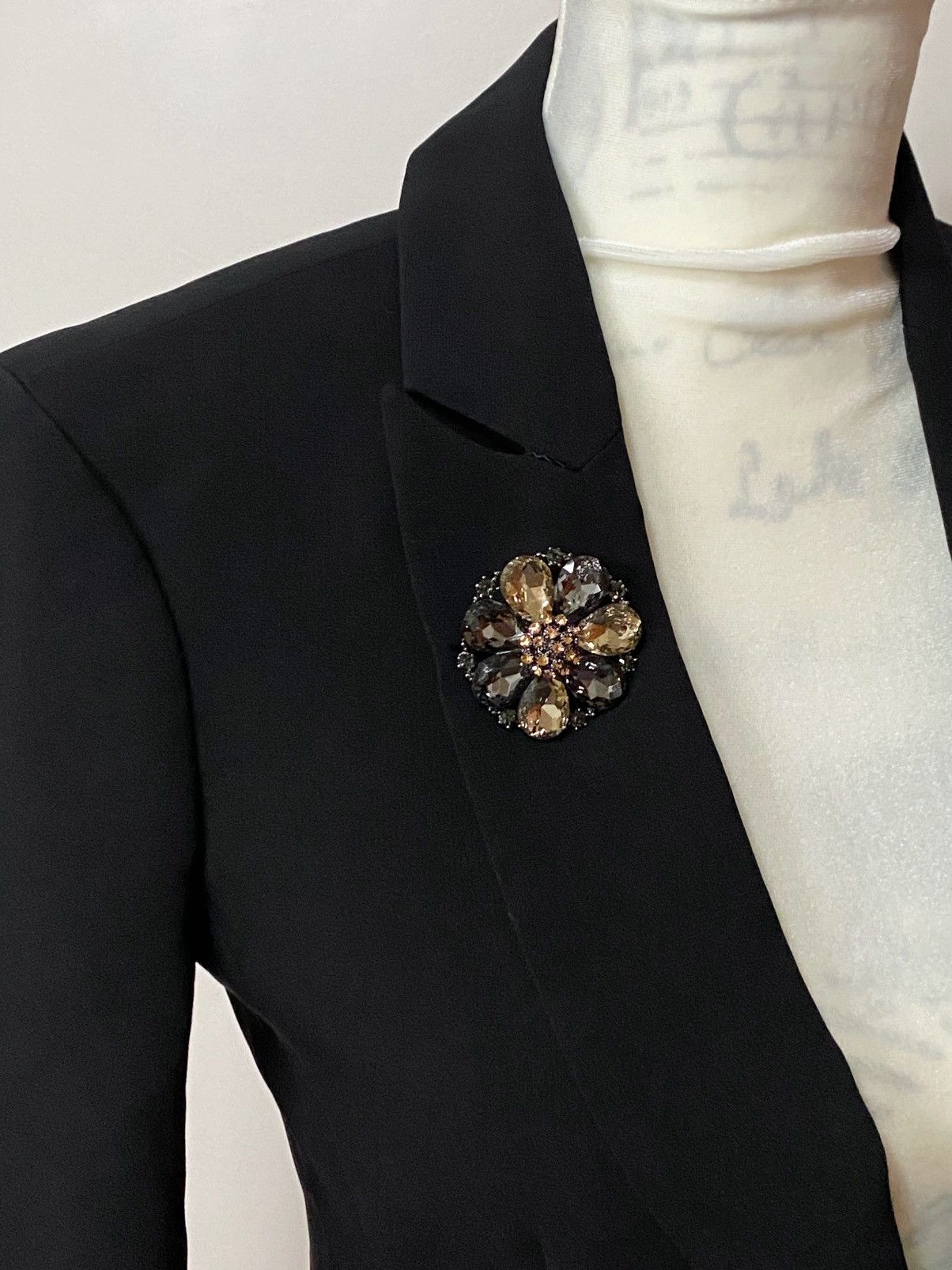 Cinq a Sept Cinq à Sept Crystal Brooch Lace Trimmed Crepe Blazer size 0 Size XS / US 0-2 / IT 36-38 - 9 Thumbnail