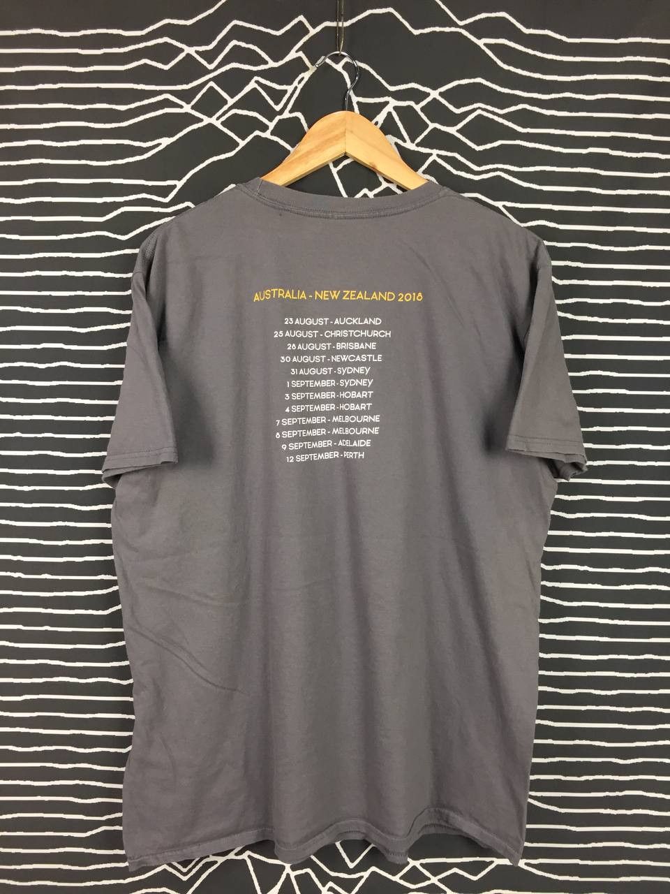 Band Tees Queens Of The Stone Age Villains Tour 2018 Tee Size US XL / EU 56 / 4 - 4 Thumbnail