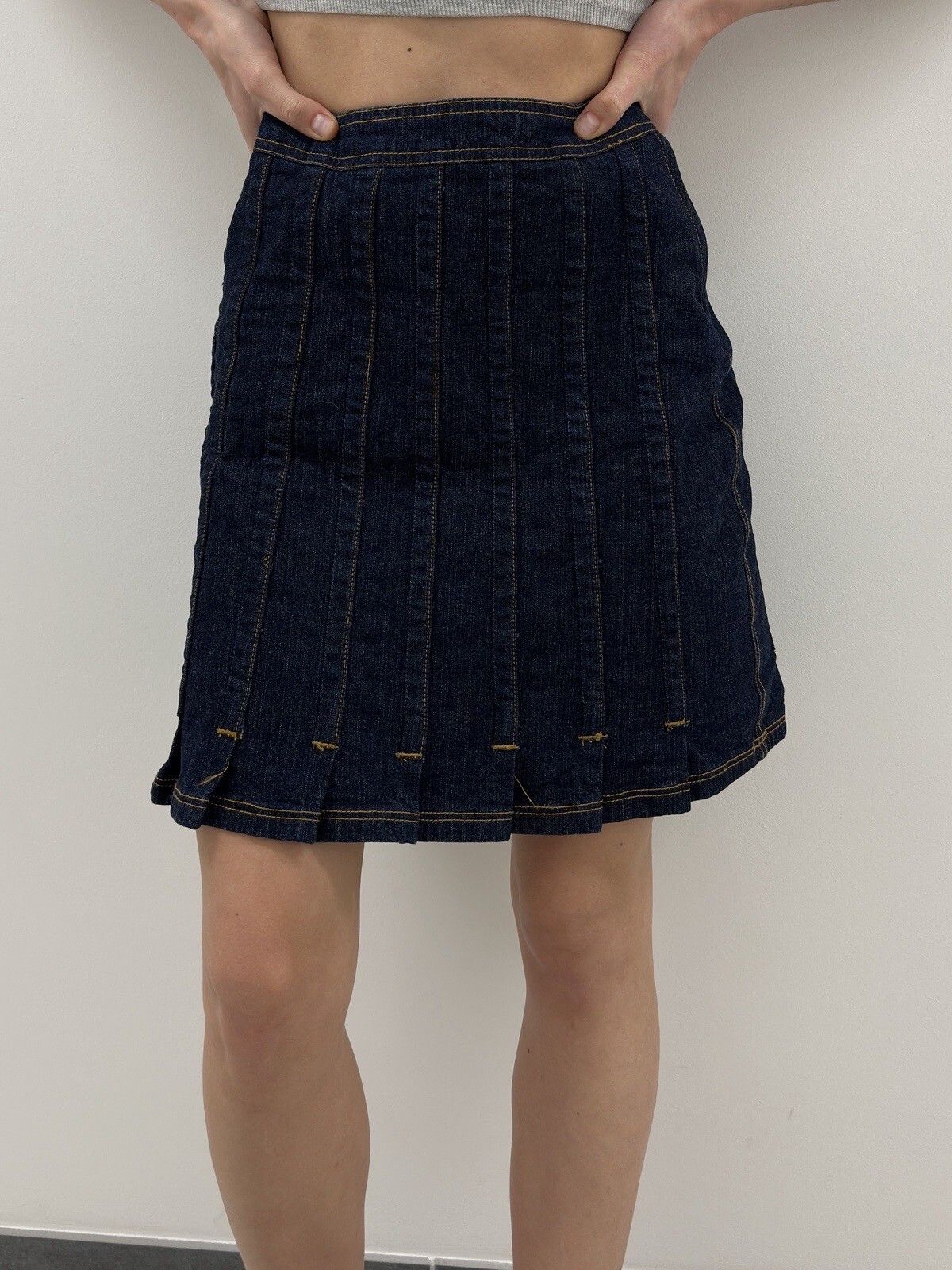 Tommy Hilfiger Vintage Tommy Hilfiger Denim Skirt Pleated Y2K 2000’s Size 2 Size 27" / US 4 / IT 40 - 3 Thumbnail